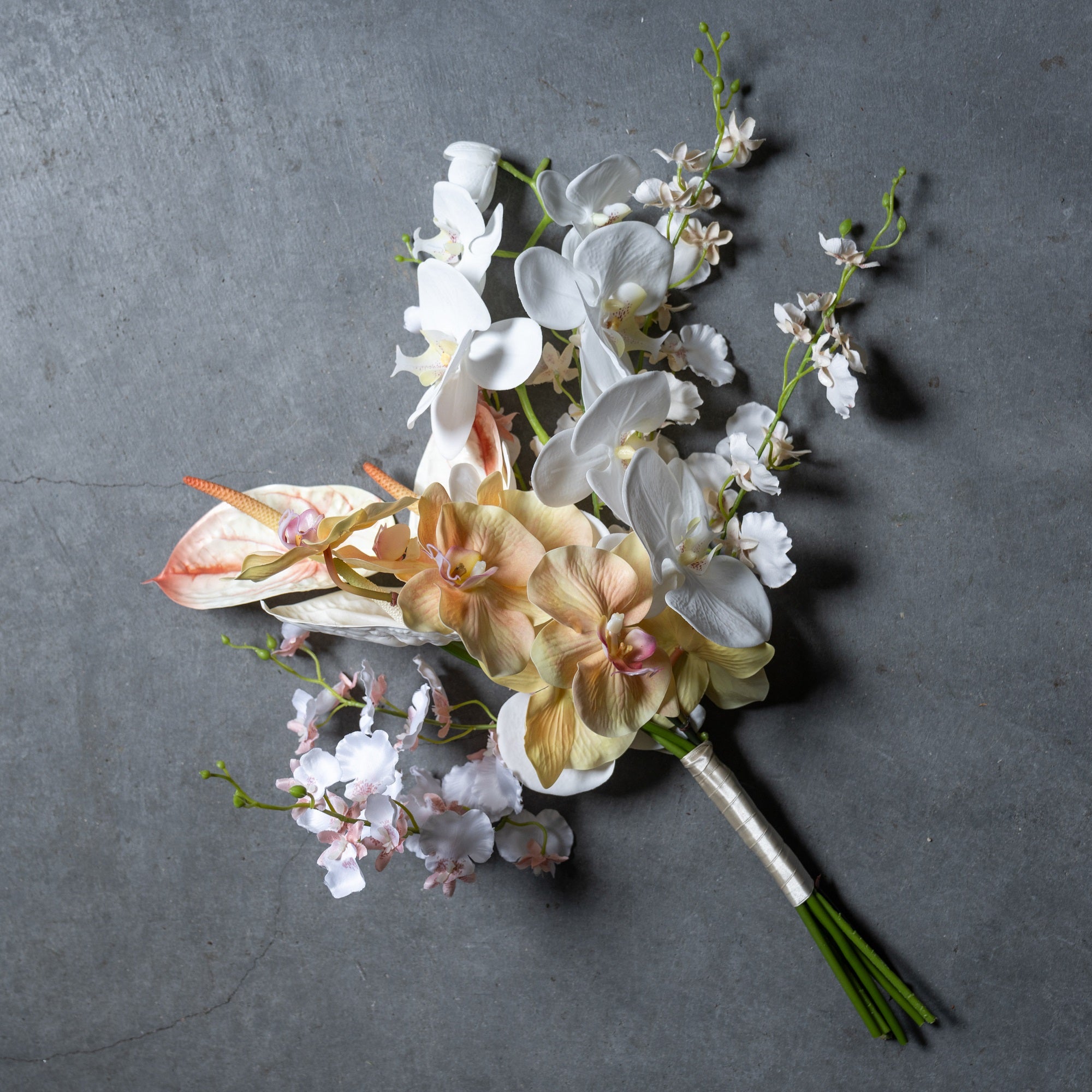 胡蝶蘭のホワイト×ピーチオレンジブーケ