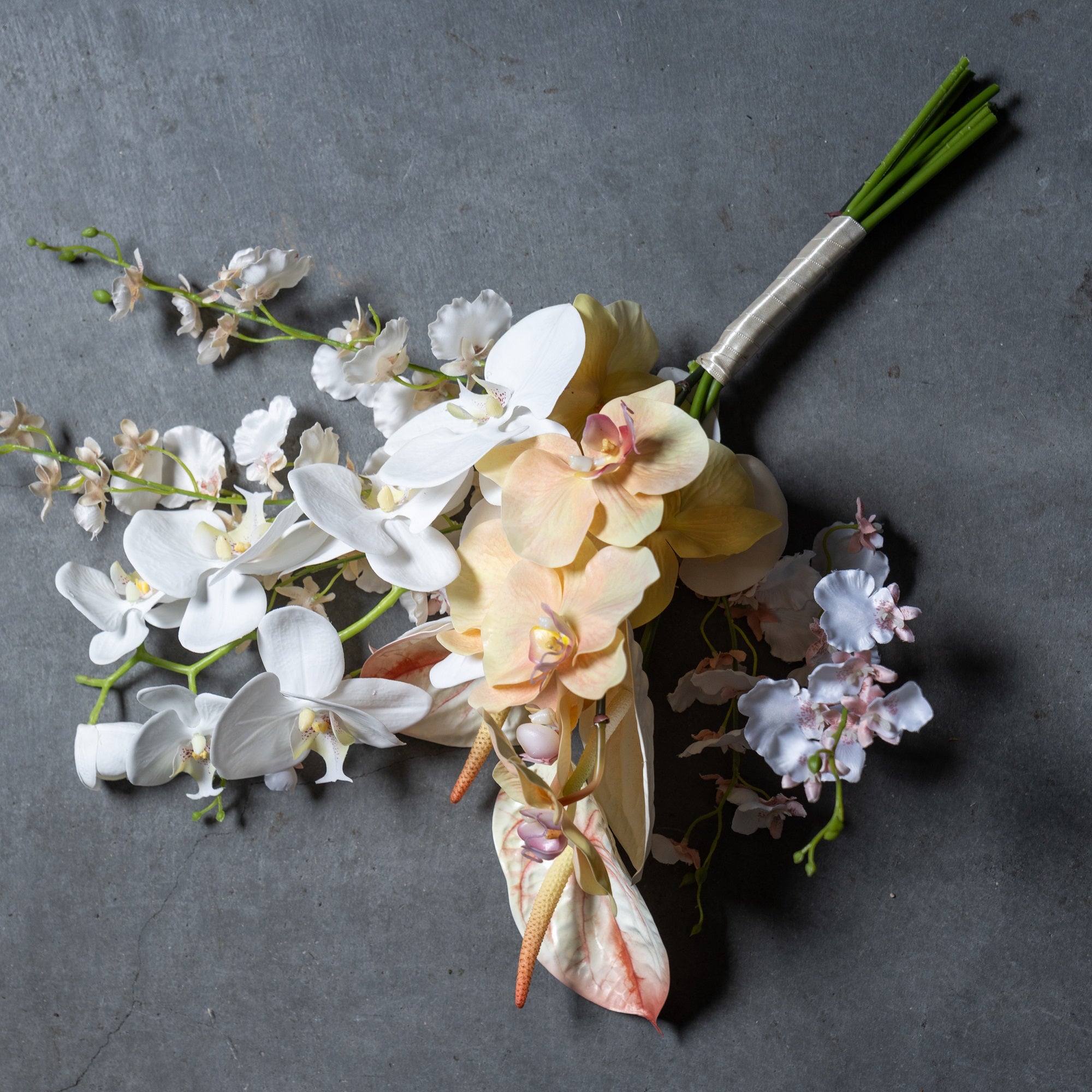 胡蝶蘭のホワイト×ピーチオレンジブーケ