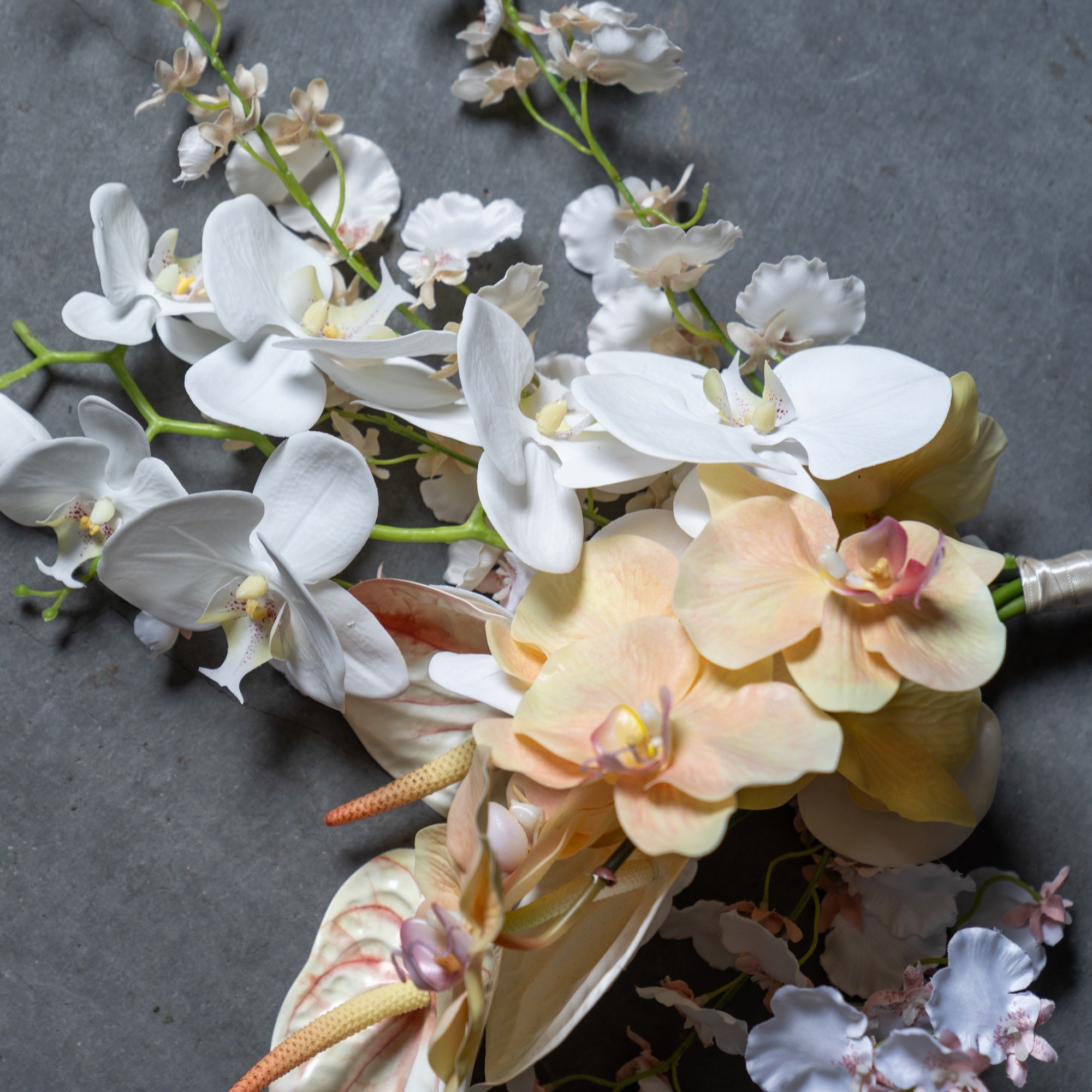 胡蝶蘭のホワイト×ピーチオレンジブーケ