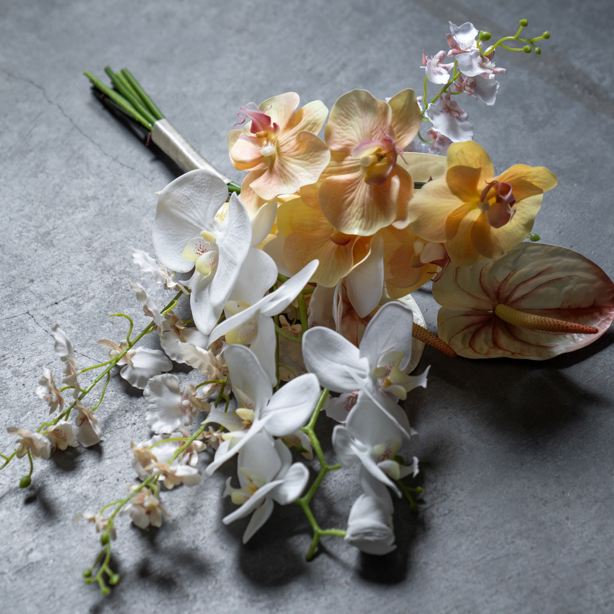 胡蝶蘭のホワイト×ピーチオレンジブーケ