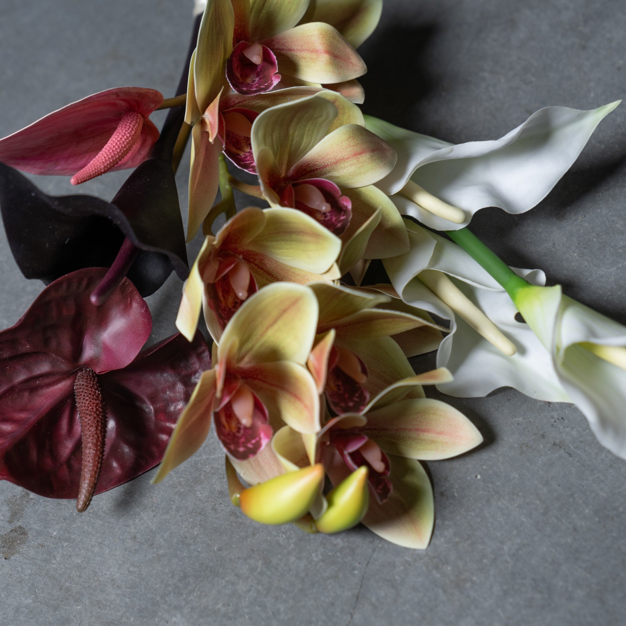 シンビジュームとカラーのスタイリッシュな縦長ブーケ