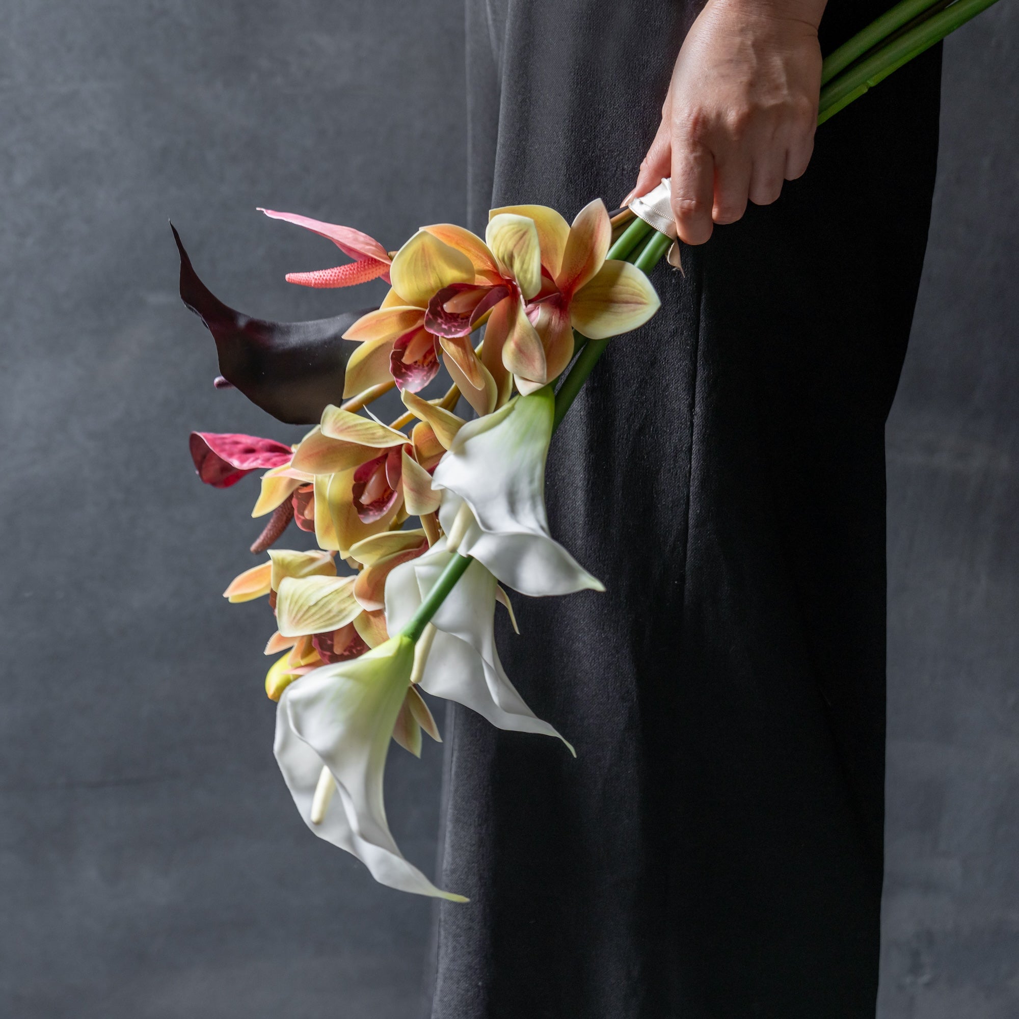 シンビジュームとカラーのスタイリッシュな縦長ブーケ