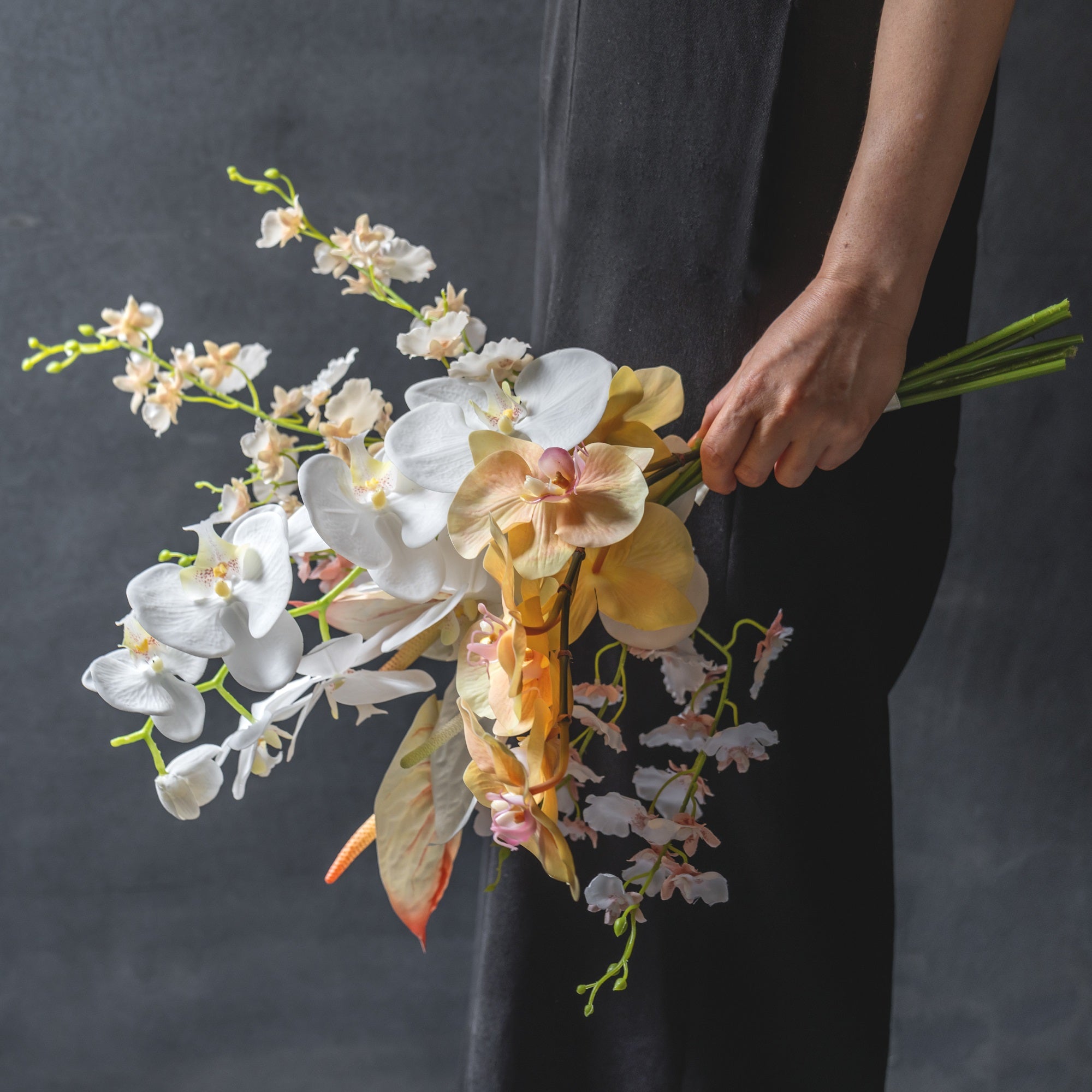 胡蝶蘭のホワイト×ピーチオレンジブーケ