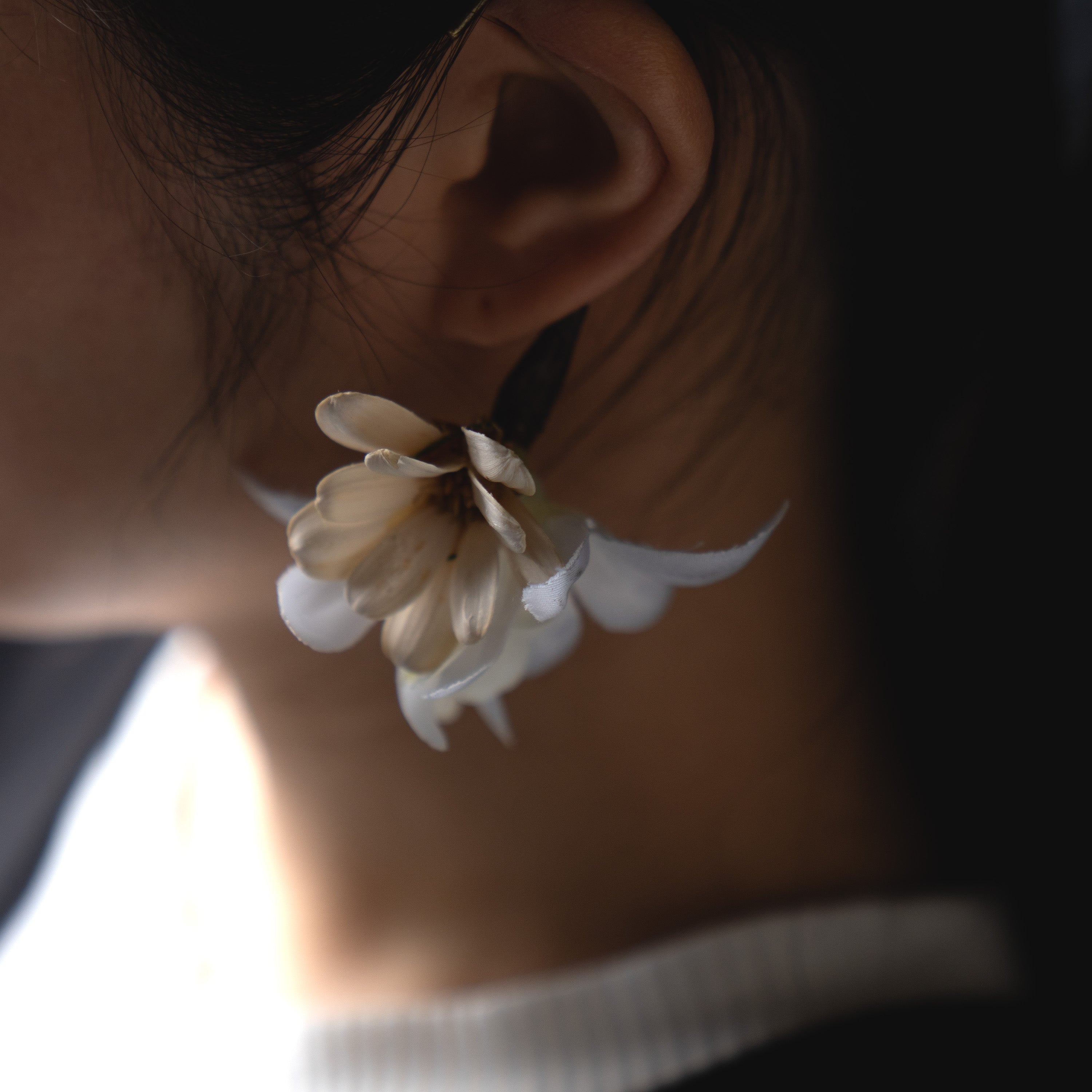 アーティフィシャルフラワーイヤーフック white