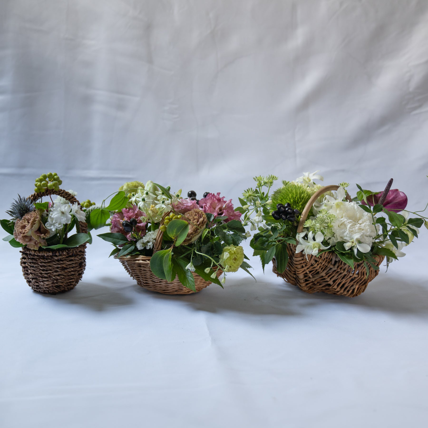 〈お盆やお彼岸にもおすすめ〉お供え花Basketアレンジメント〈S・M・Lサイズからお選びいただけます〉