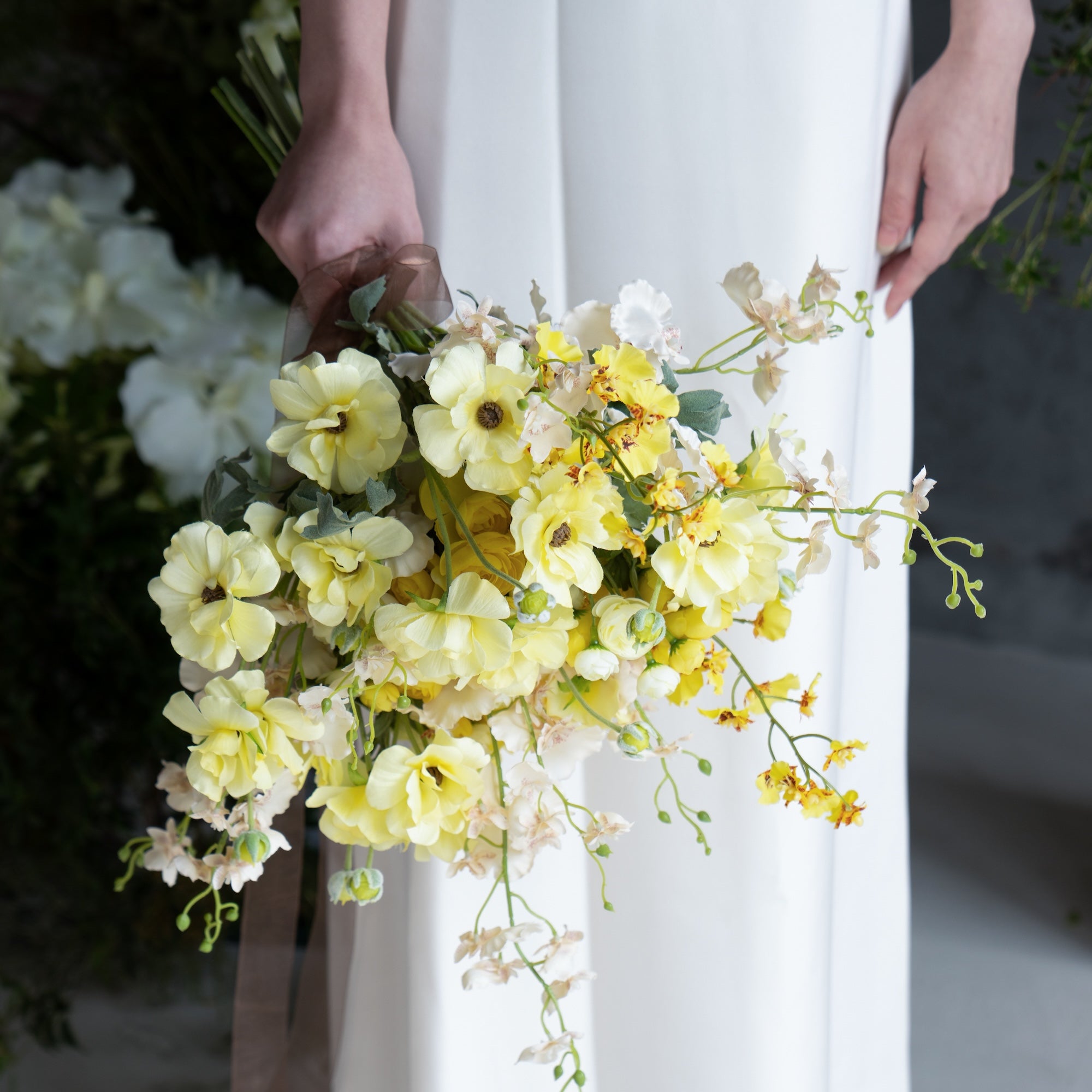 ペールイエローの華やかブーケ