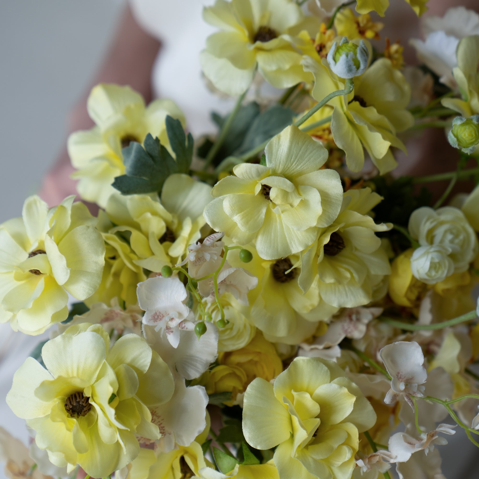 ペールイエローの華やかブーケ