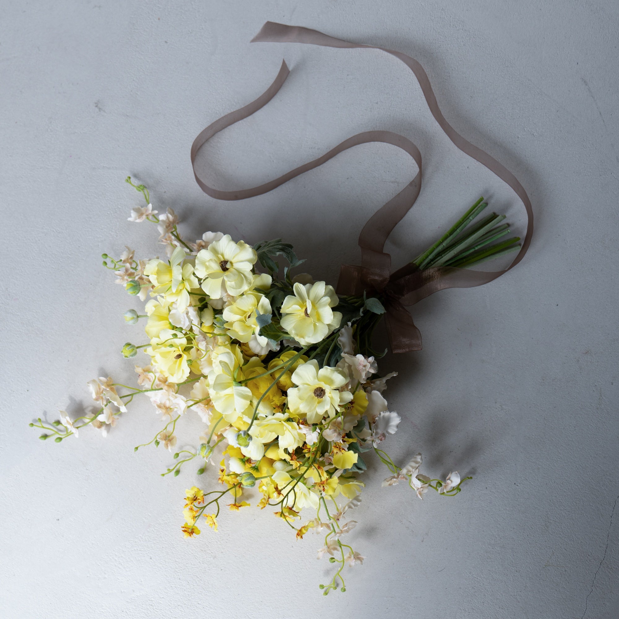 ペールイエローの華やかブーケ