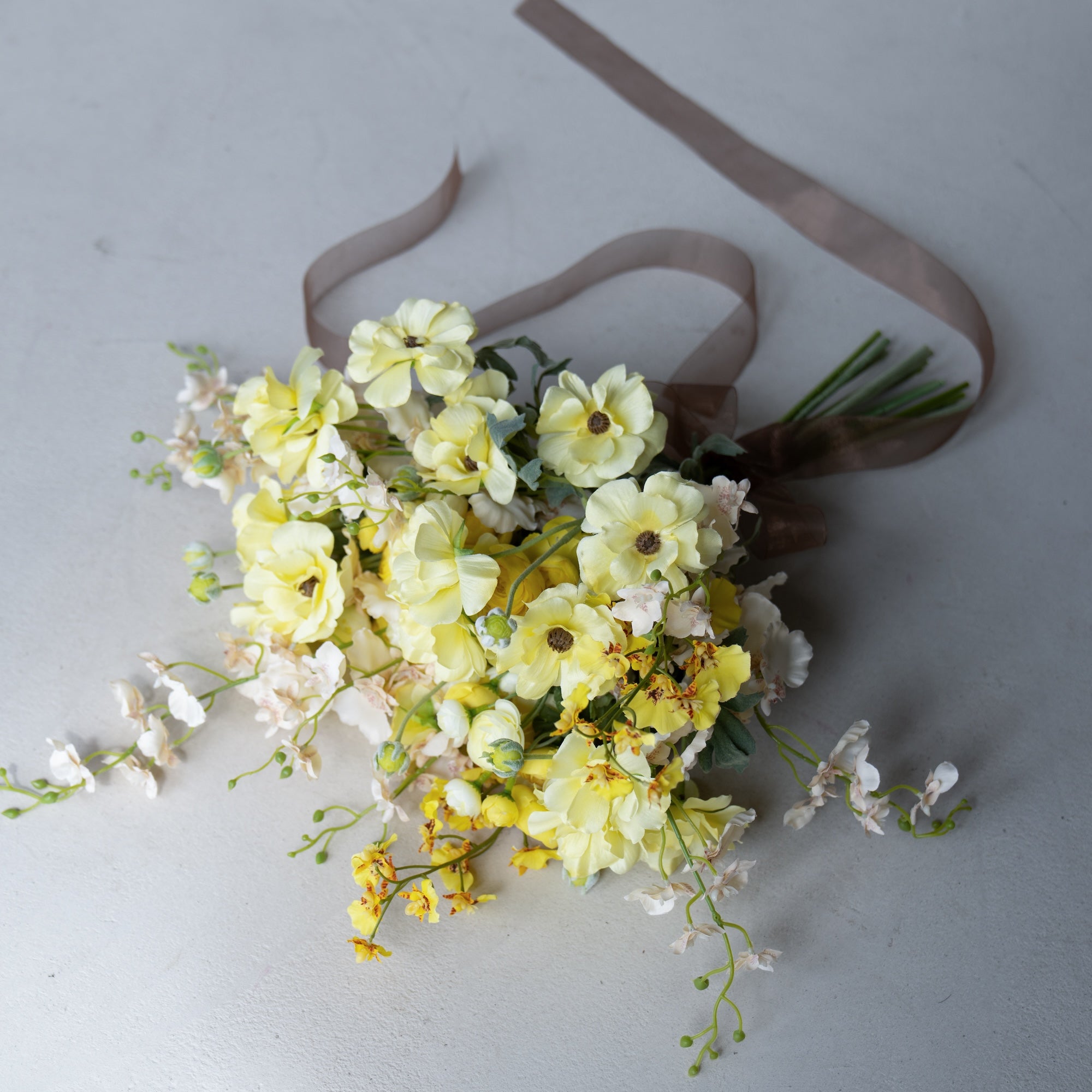 ペールイエローの華やかブーケ