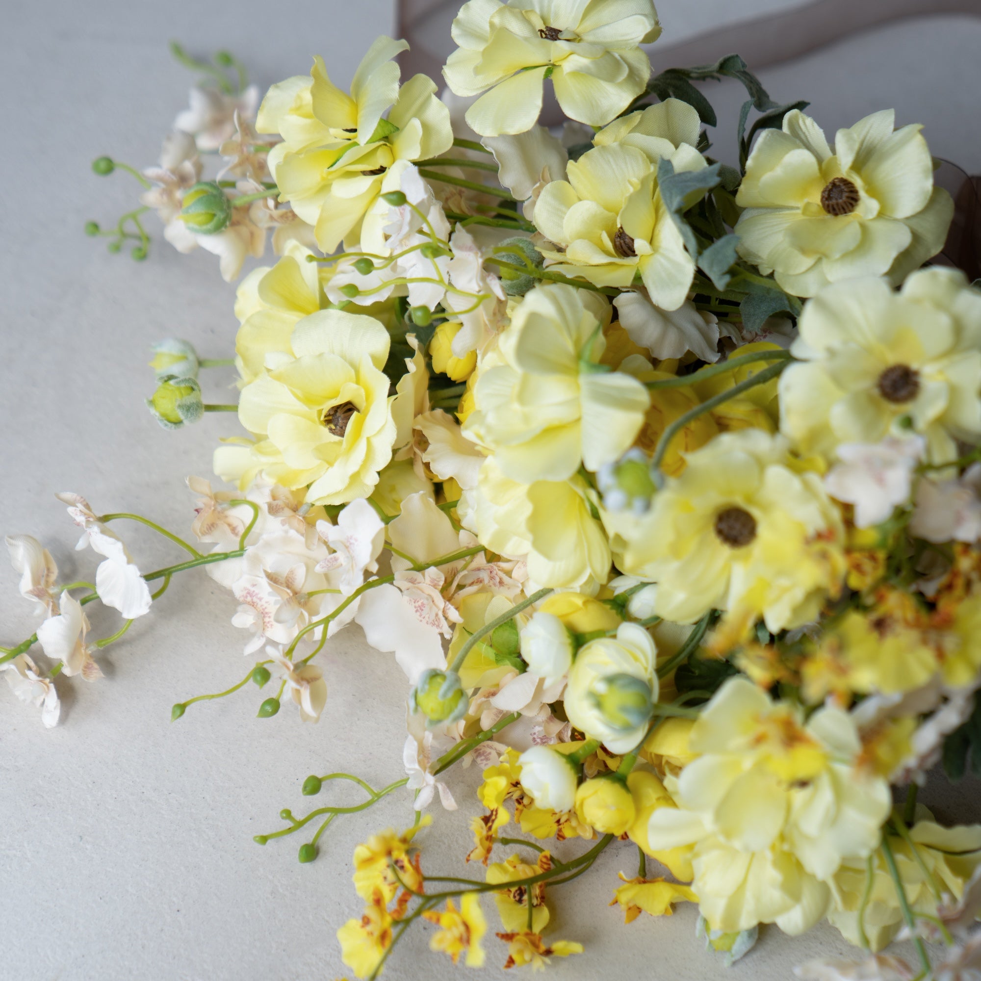 ペールイエローの華やかブーケ