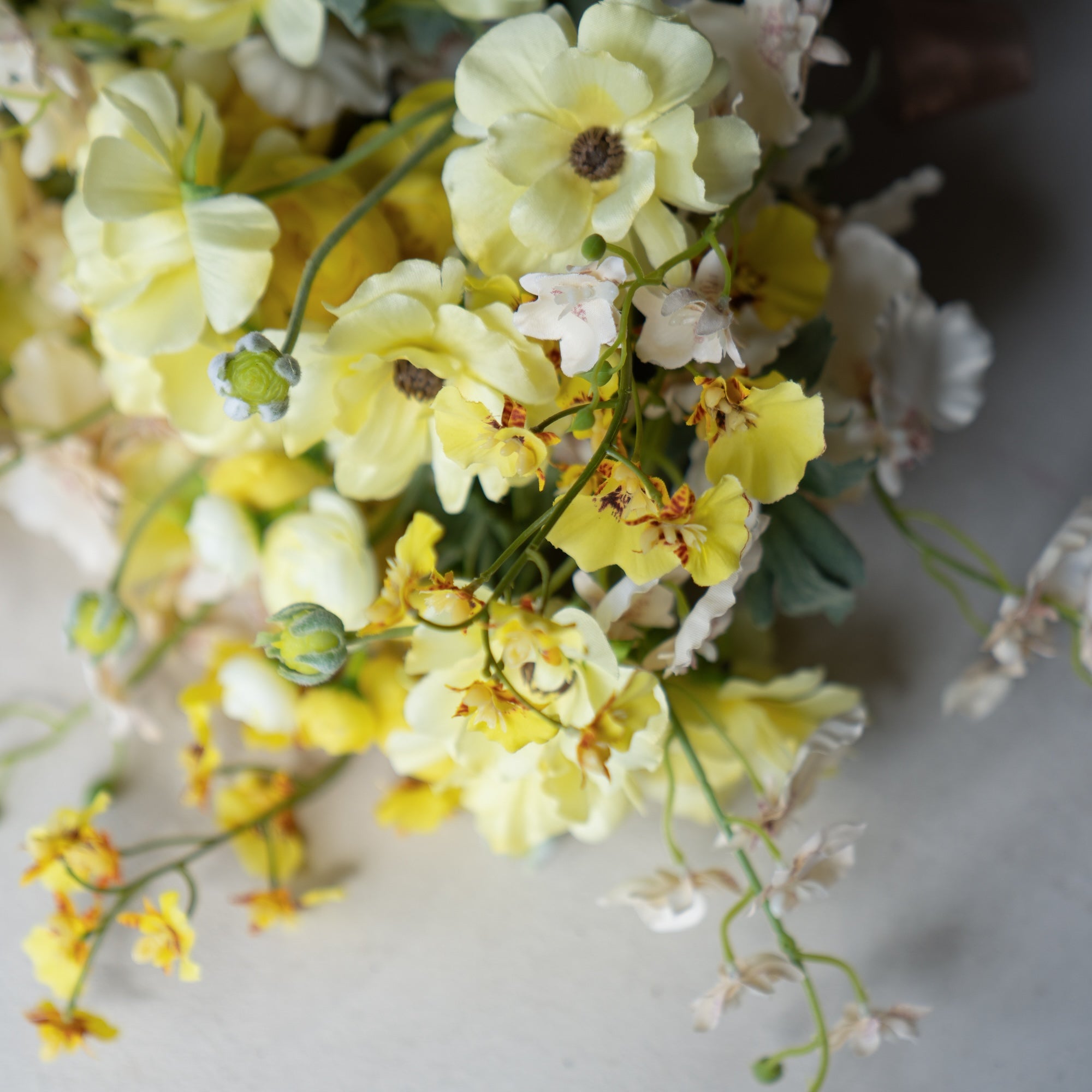 ペールイエローの華やかブーケ