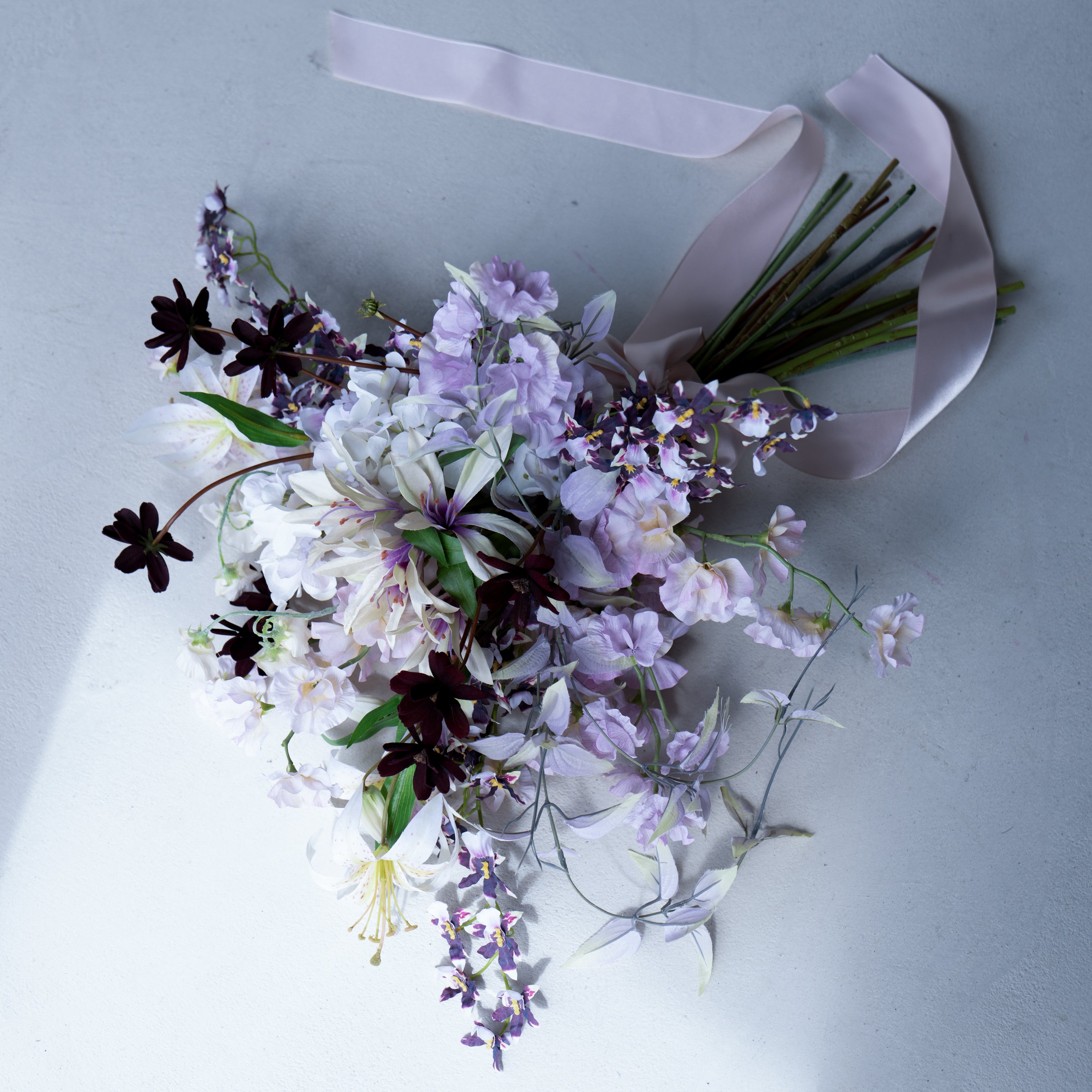 上品に揺れるパープルブーケ