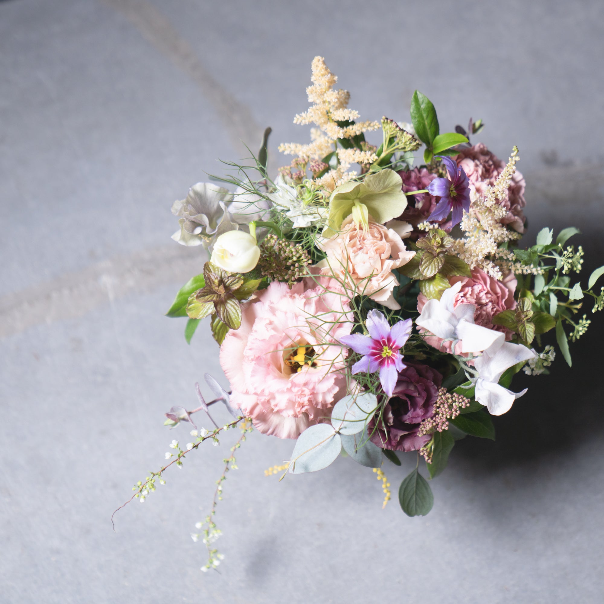 【入学・卒業・転職退職用におすすめ】季節のお花でフラワーアレンジメント Sサイズ