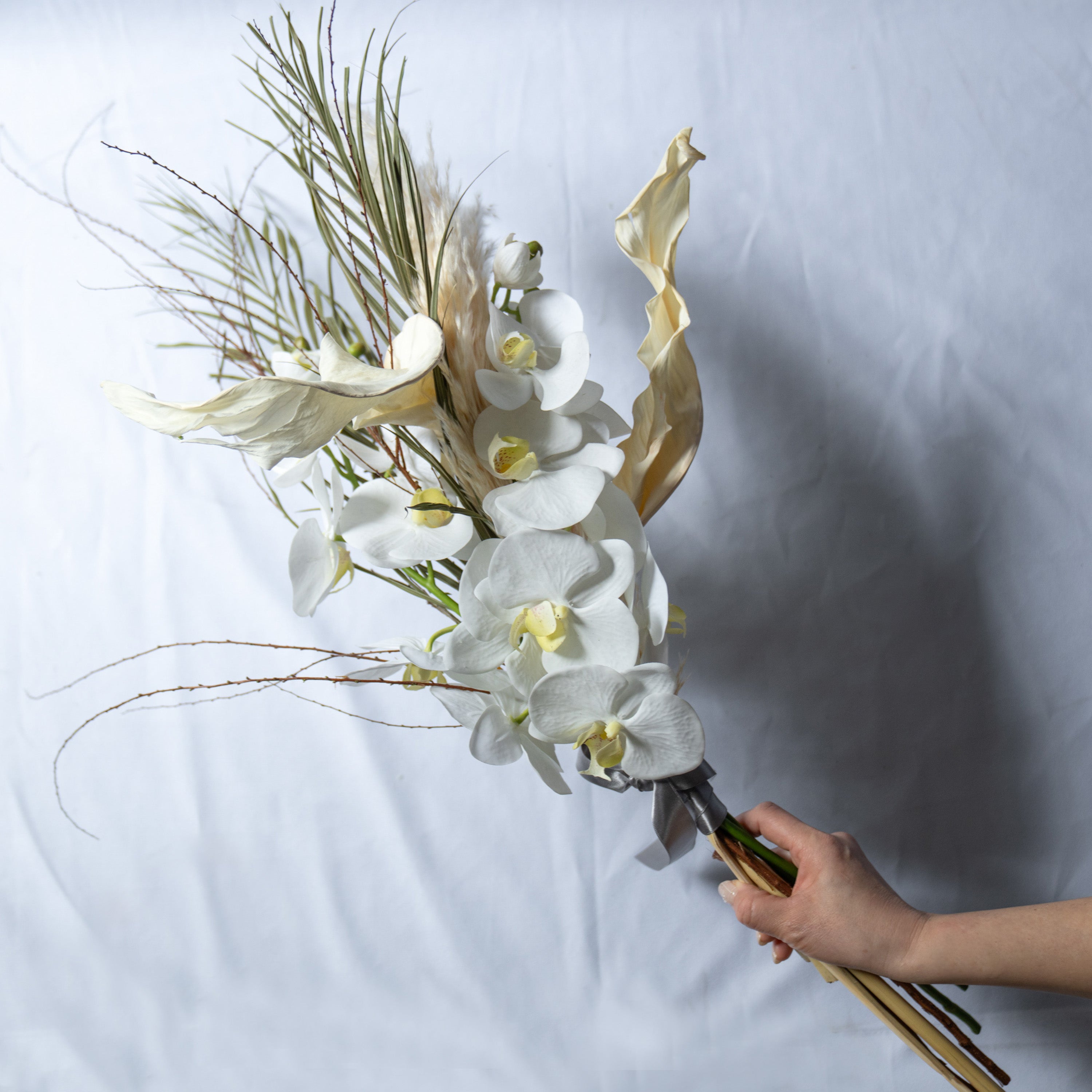洗練されたホワイトオーキッドのナチュラルブーケ