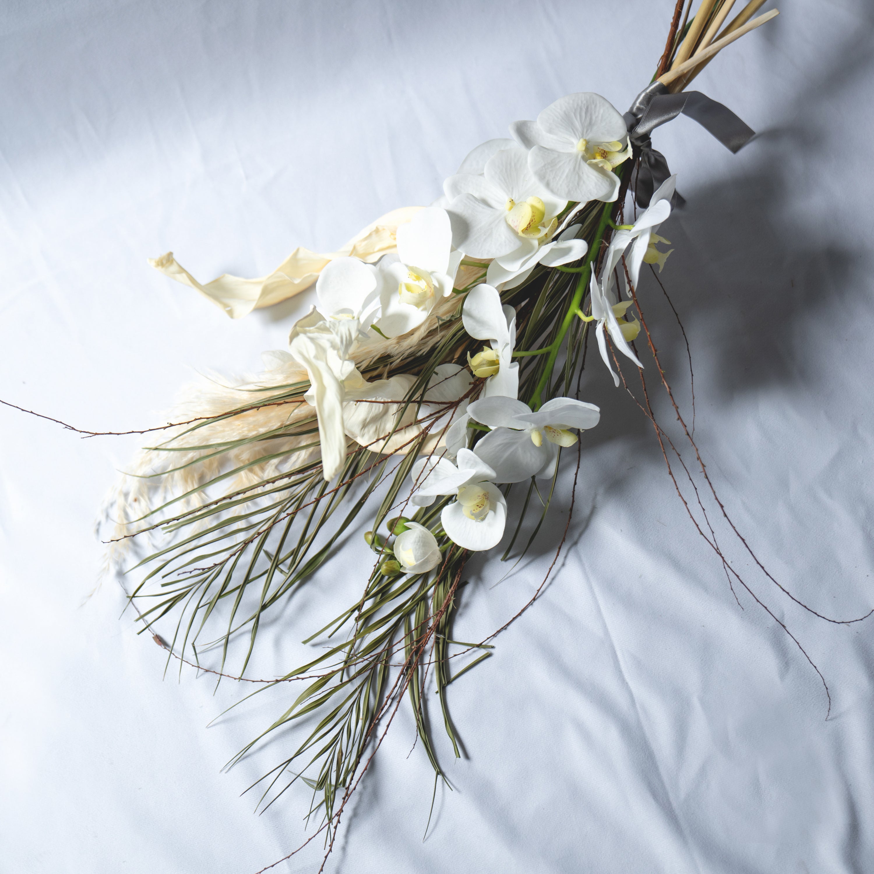 洗練されたホワイトオーキッドのナチュラルブーケ