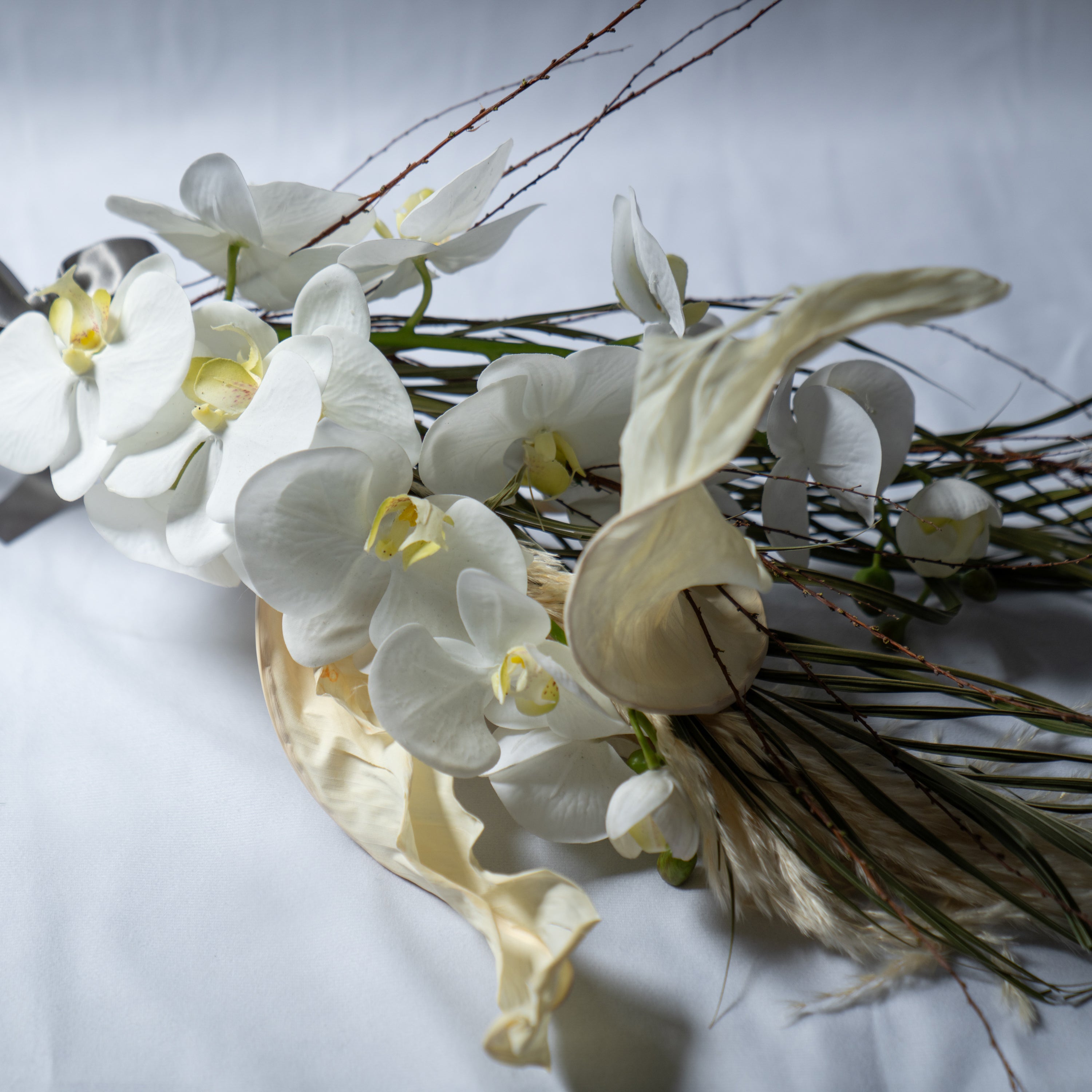 洗練されたホワイトオーキッドのナチュラルブーケ