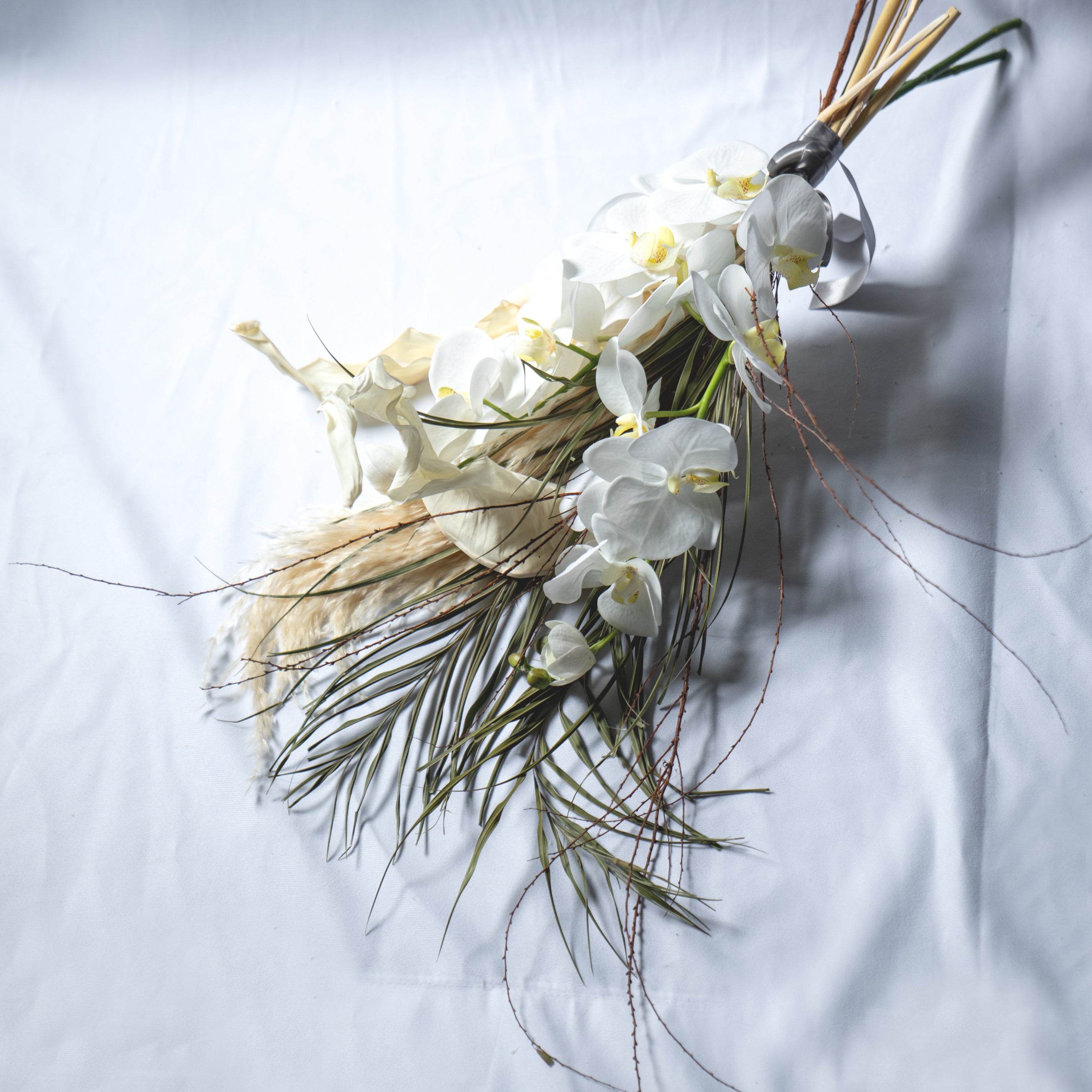 洗練されたホワイトオーキッドのナチュラルブーケ
