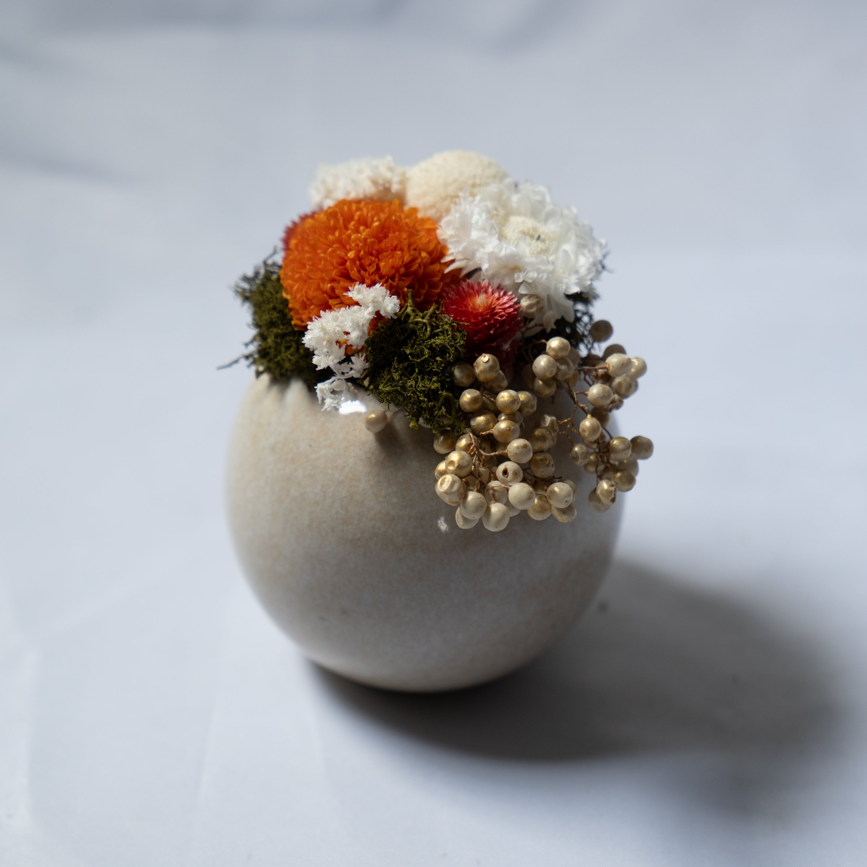 かもしか道具店「ラウンドベース(乳白)」と楽しむまるい癒やしのアレンジメント A