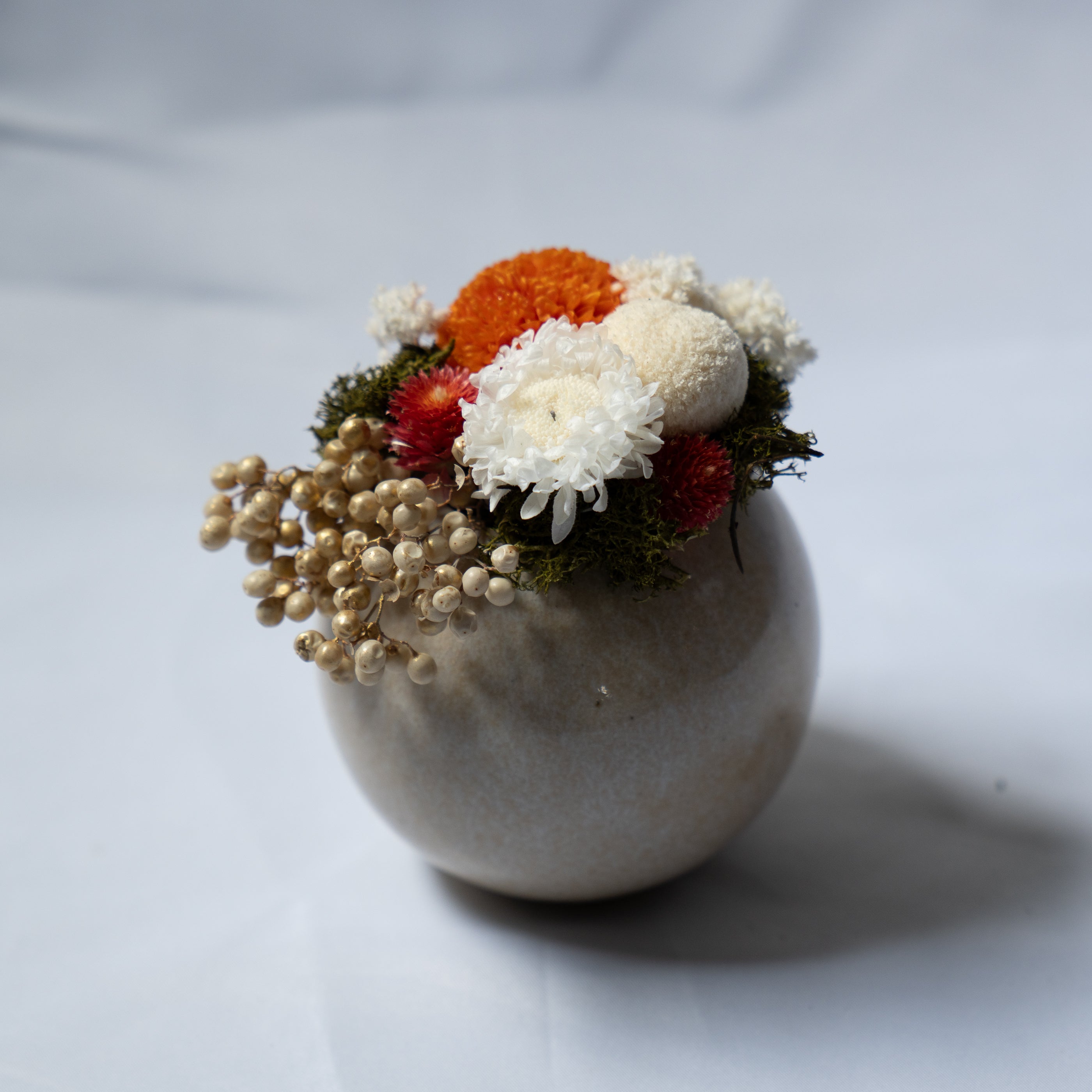 かもしか道具店「ラウンドベース(乳白)」と楽しむまるい癒やしのアレンジメント A