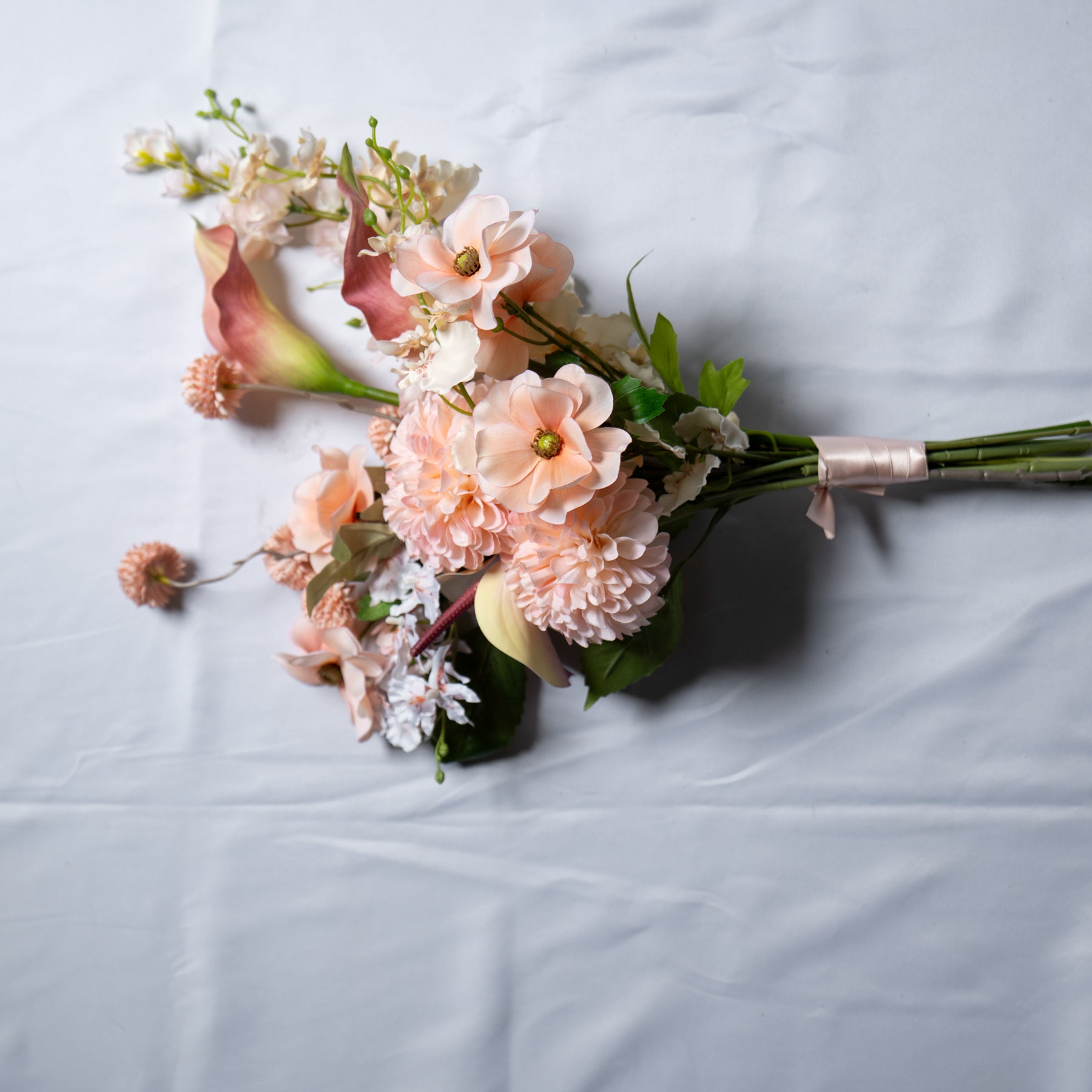 ピーチピンクの華やかブーケ
