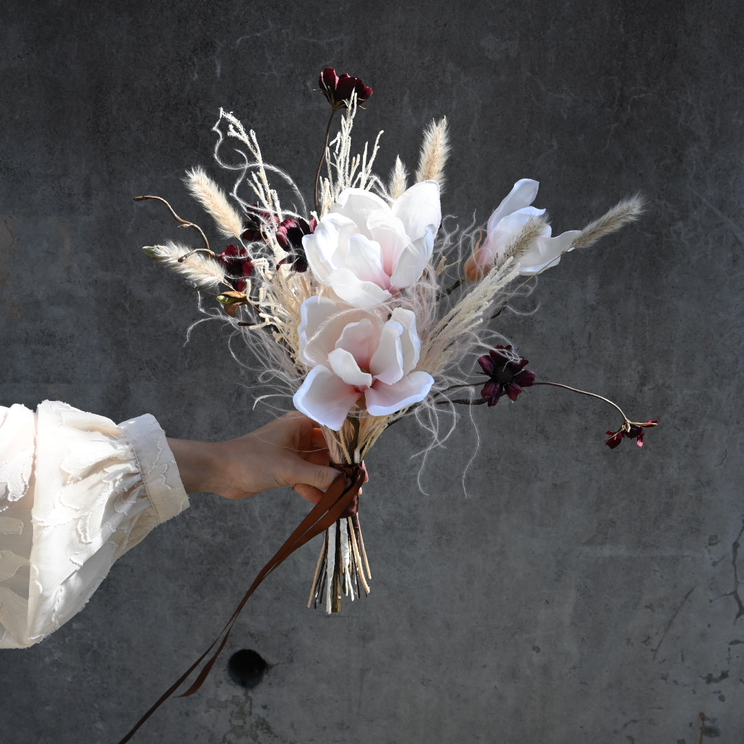 マグノリアとフェザーグラスのシンプルブーケ