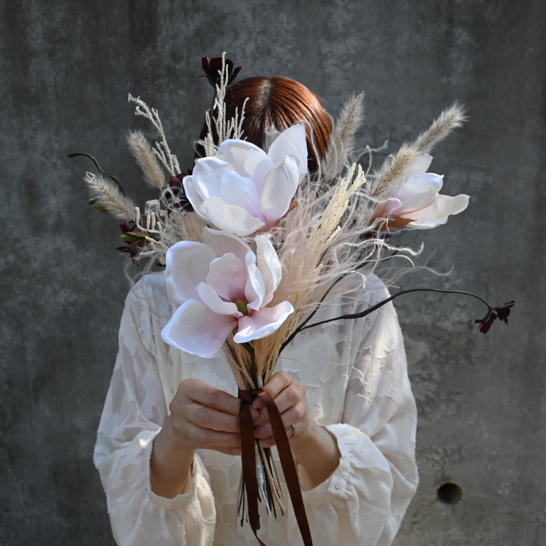 マグノリアとフェザーグラスのシンプルブーケ