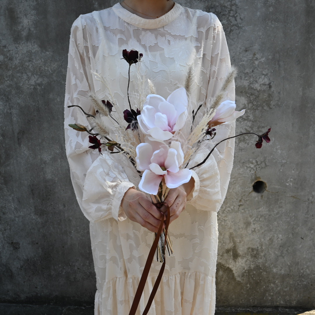 マグノリアとフェザーグラスのシンプルブーケ