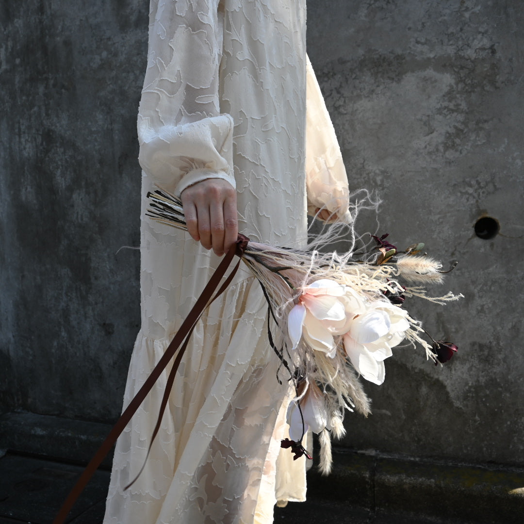 マグノリアとフェザーグラスのシンプルブーケ