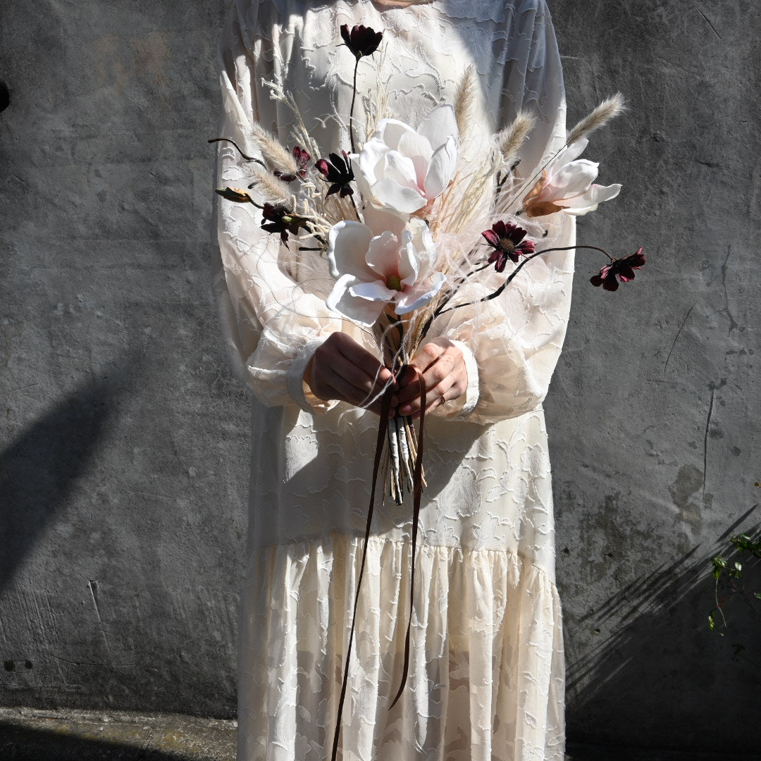 マグノリアとフェザーグラスのシンプルブーケ