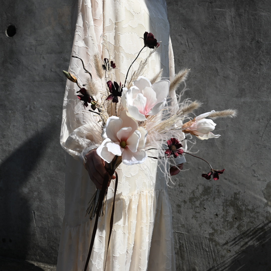 マグノリアとフェザーグラスのシンプルブーケ