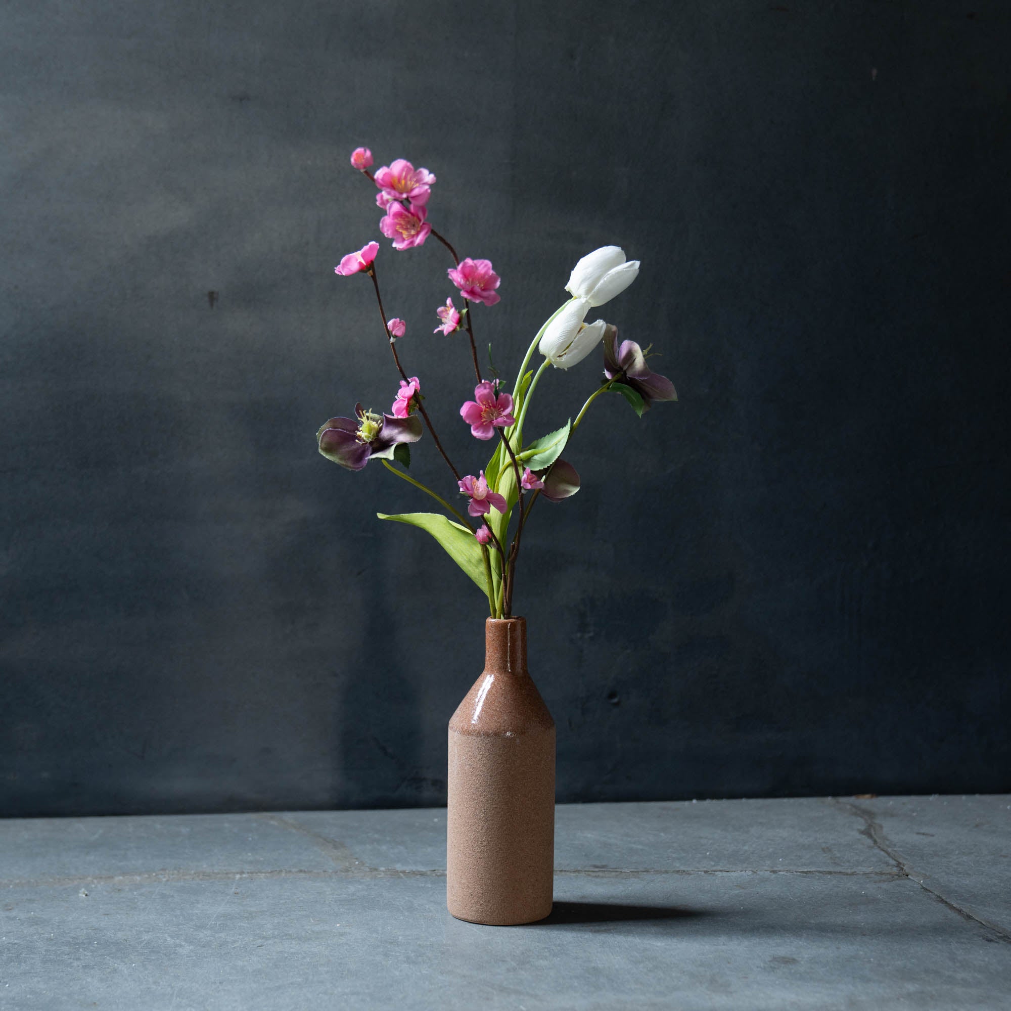 桃の節句におすすめ》テラコッタ色のフラワーベース × 桃と