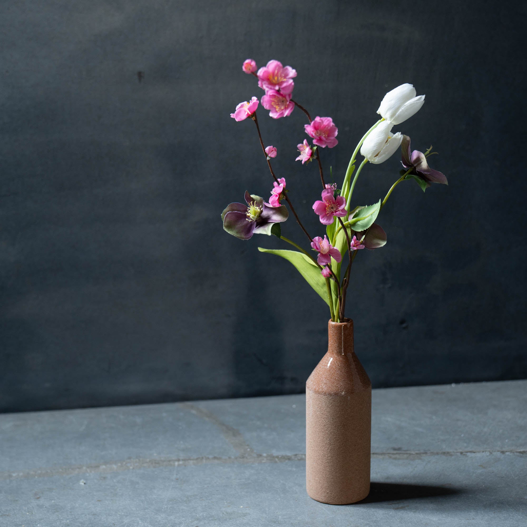 《桃の節句におすすめ》テラコッタ色のフラワーベース × 桃とチューリップのブーケSET