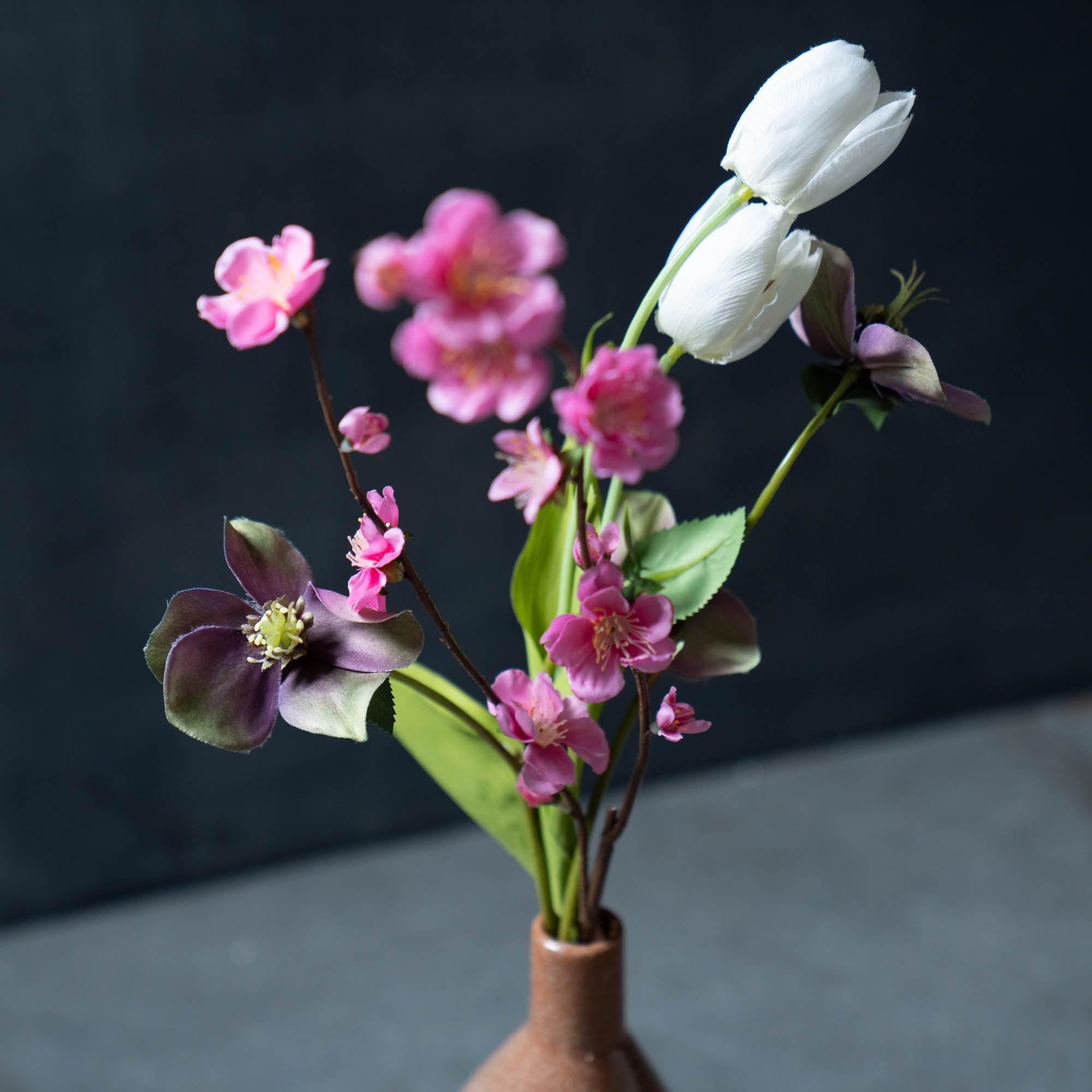 《桃の節句におすすめ》テラコッタ色のフラワーベース × 桃とチューリップのブーケSET