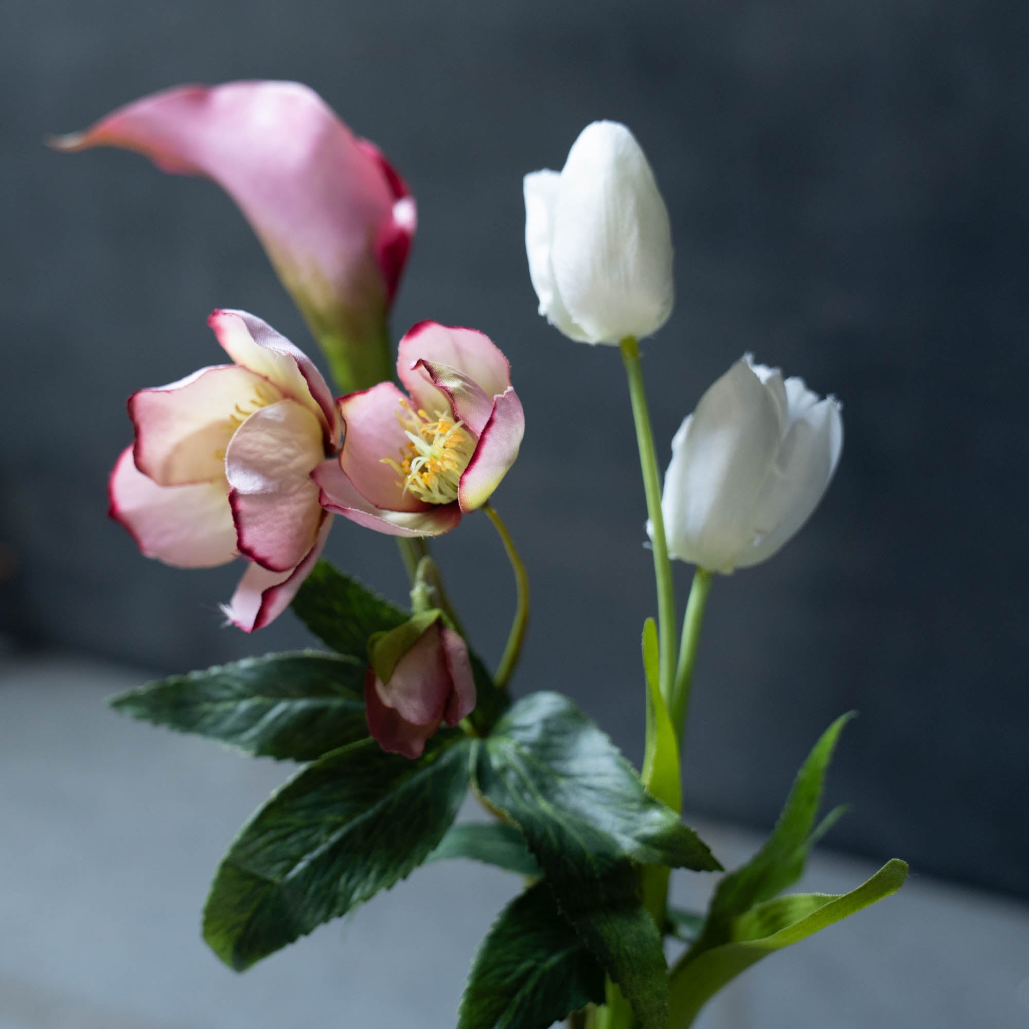 テラコッタ色のフラワーベース × チューリップとカラーのブーケSET