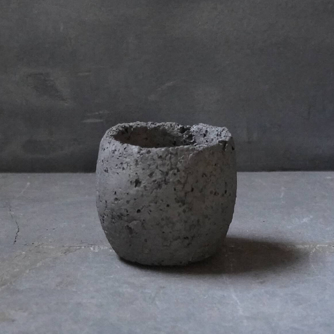BLACK LAVA PLANTER