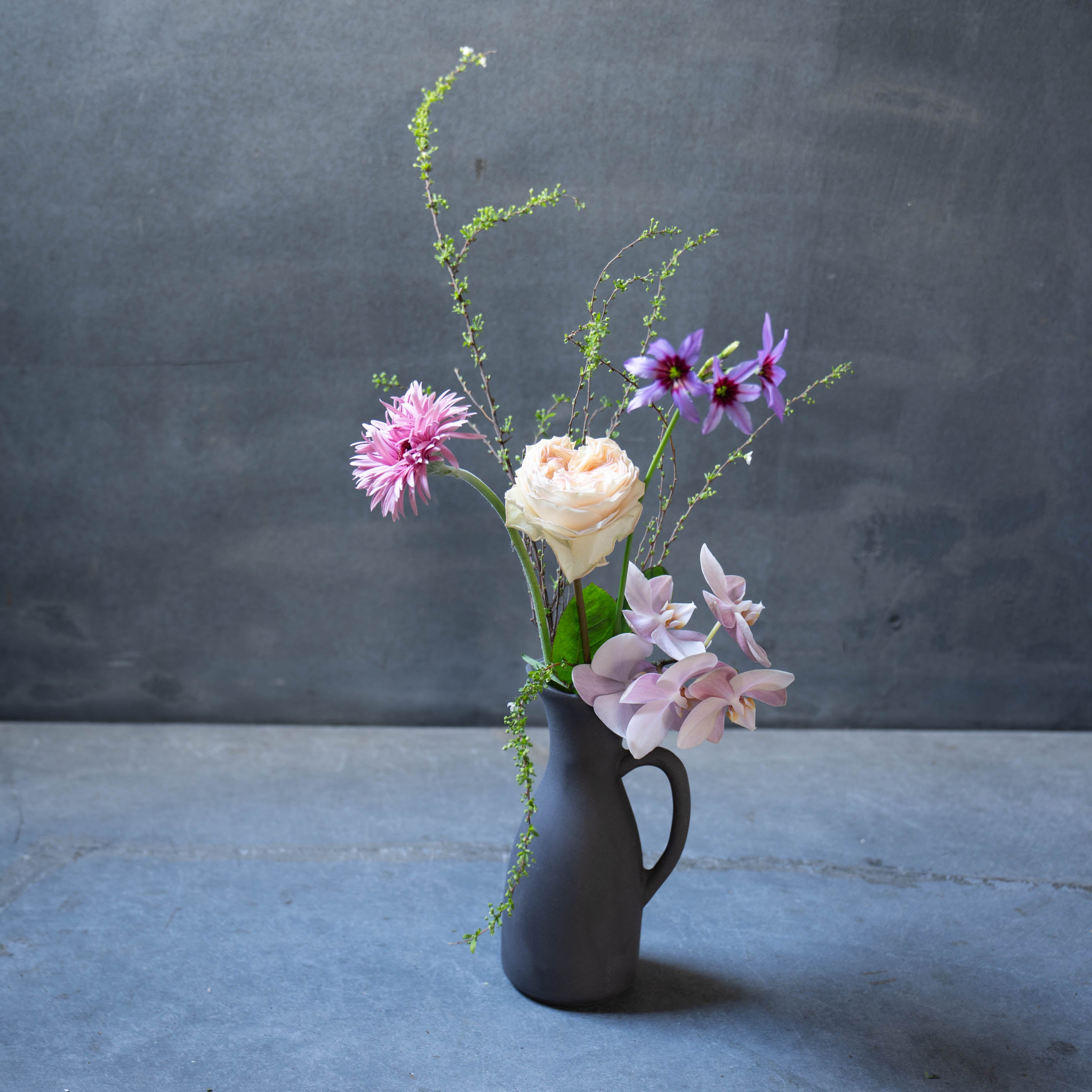 《ホワイトデーにおすすめ》かもしか道具店 ピッチャーベース × 季節のおまかせ生花ブーケSET