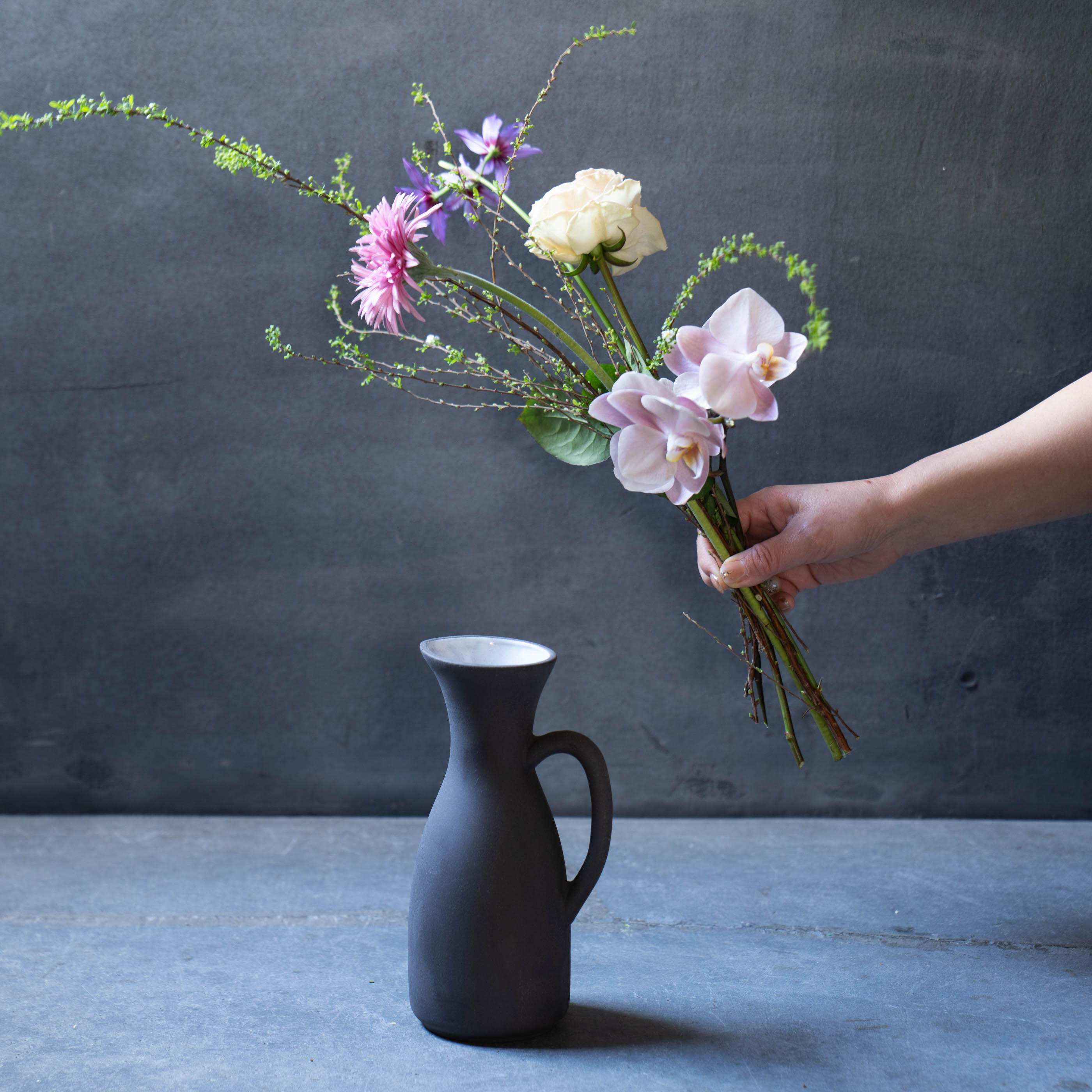 《ホワイトデーにおすすめ》かもしか道具店 ピッチャーベース × 季節のおまかせ生花ブーケSET