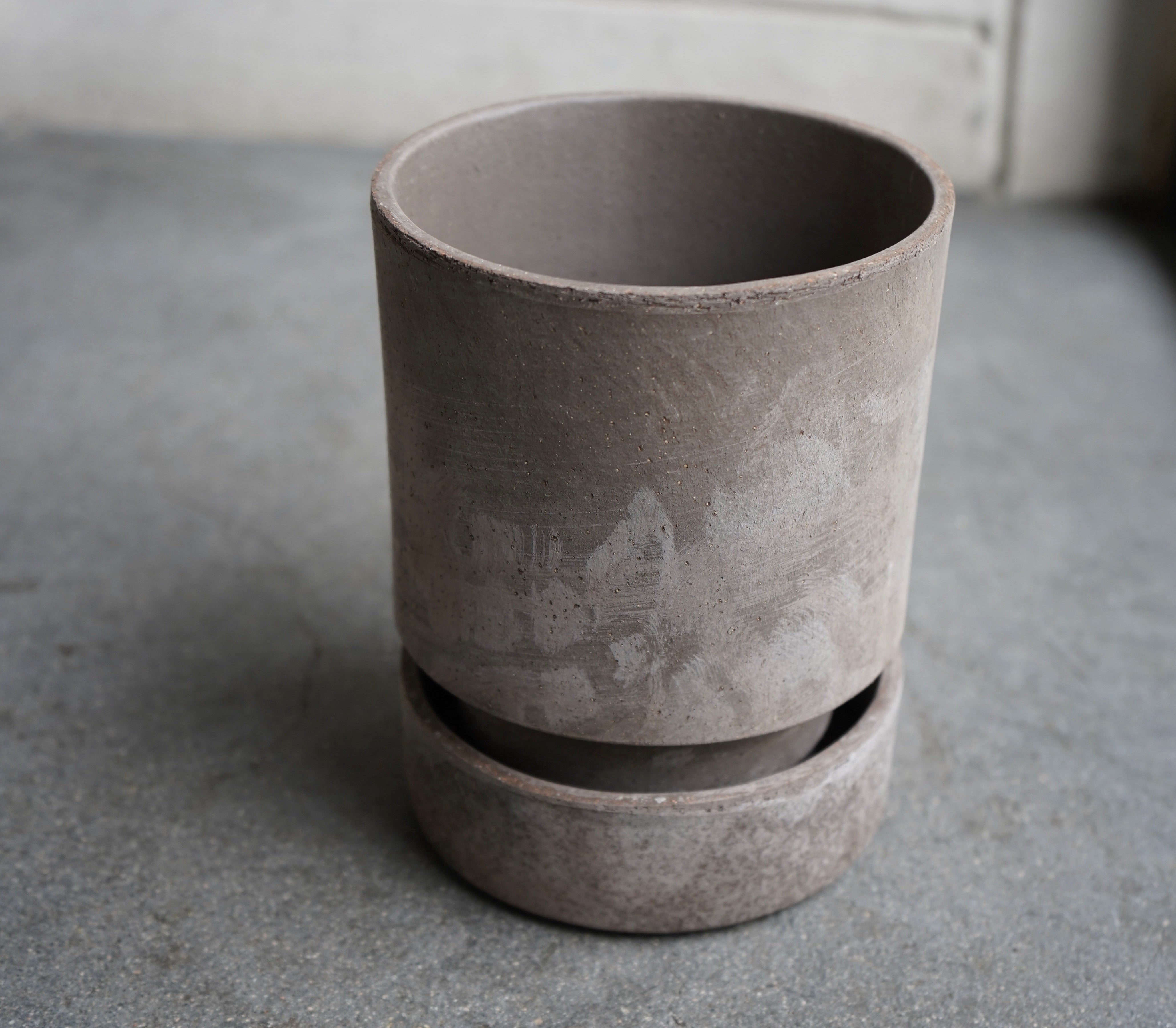 バーグスポッター グレーの円柱鉢 M-size