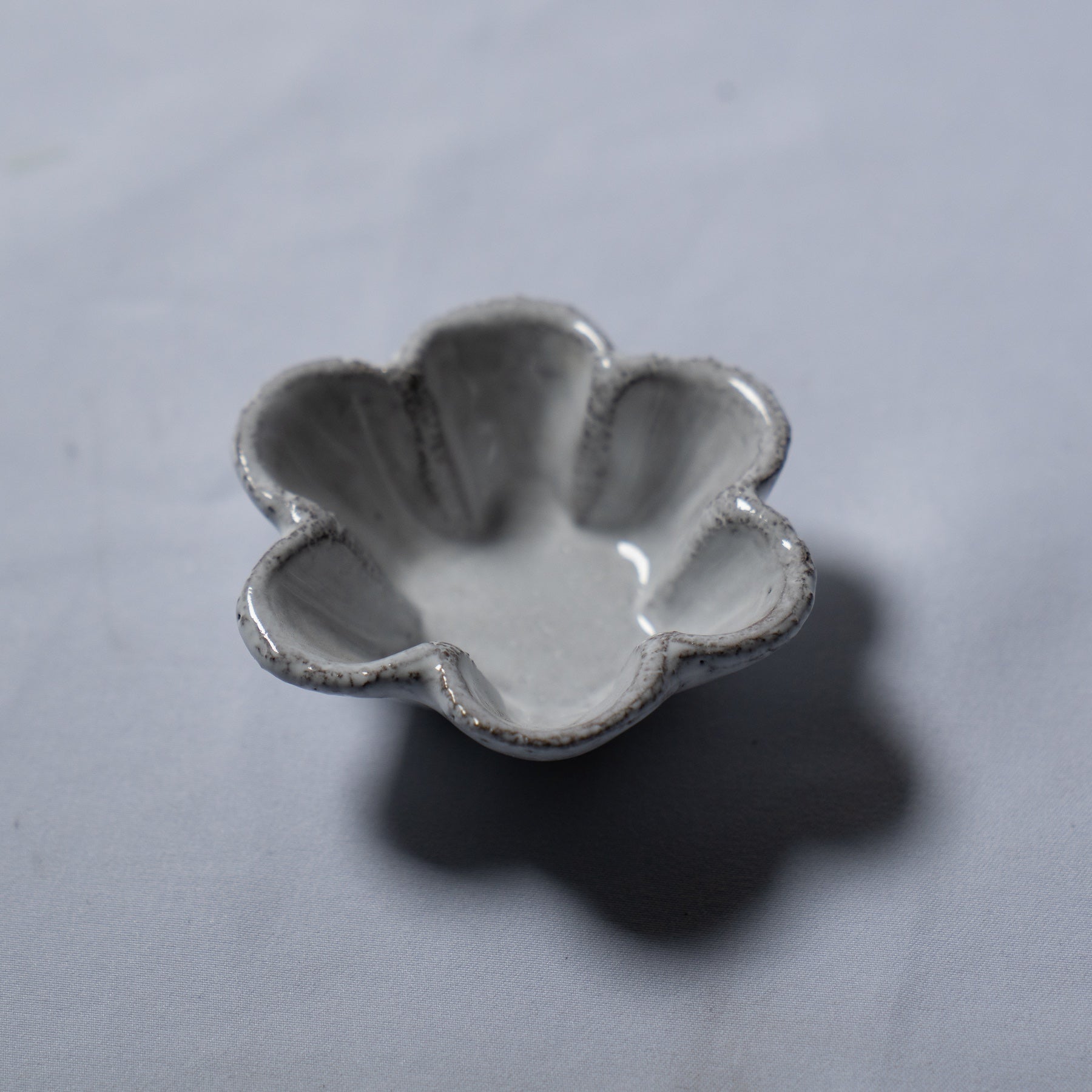 〈USED商品のため20％OFF〉Astier de Villatte Fifine 6 Petals ベリースモールソーサー 7cm