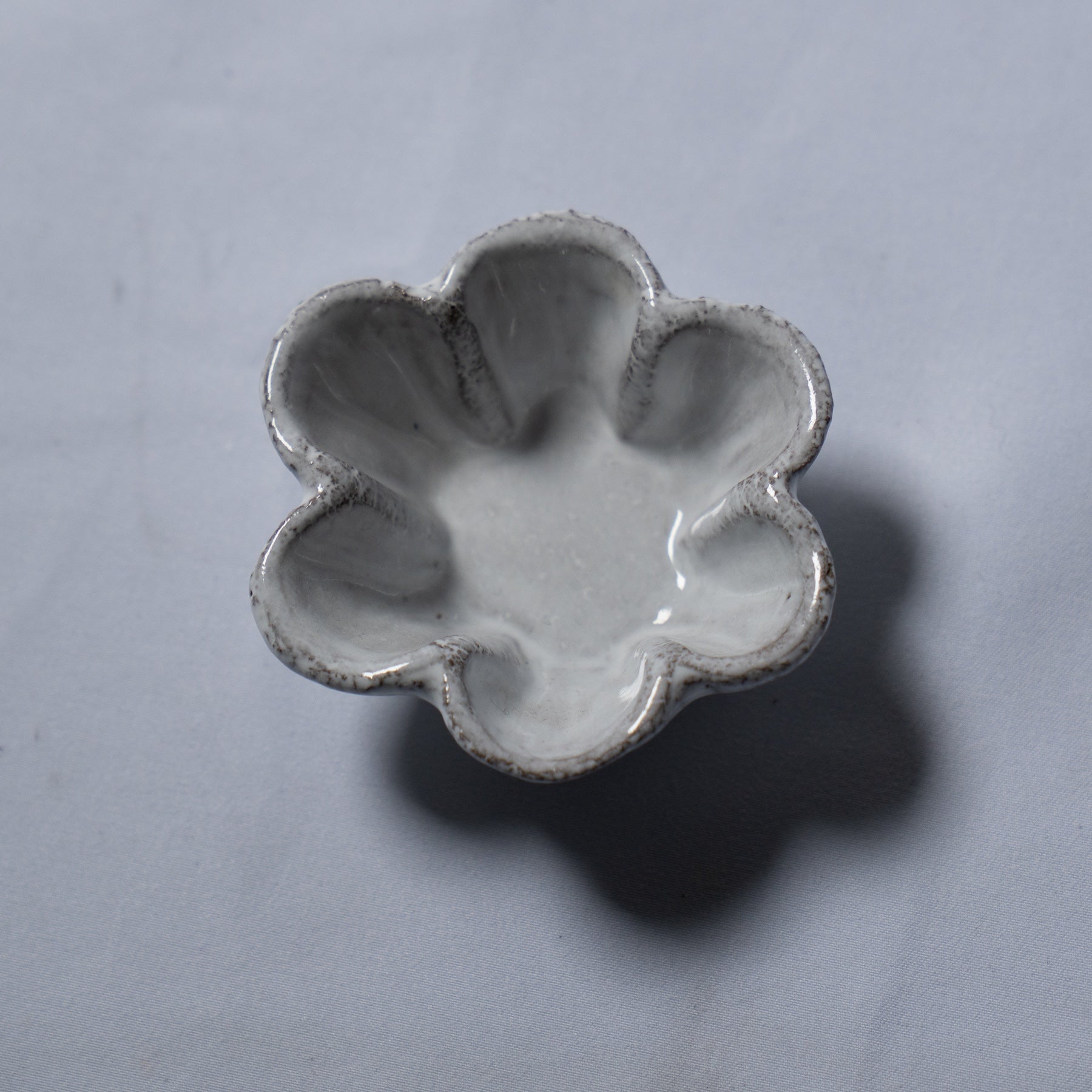 〈USED商品のため20％OFF〉Astier de Villatte Fifine 6 Petals ベリースモールソーサー 7cm