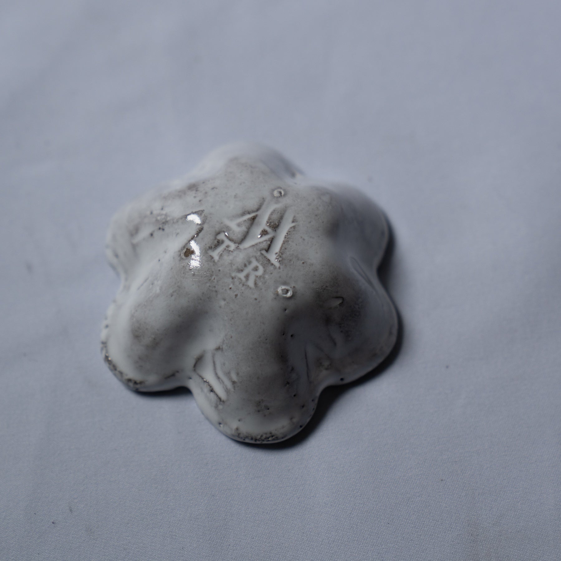〈USED商品のため20％OFF〉Astier de Villatte Fifine 6 Petals ベリースモールソーサー 7cm