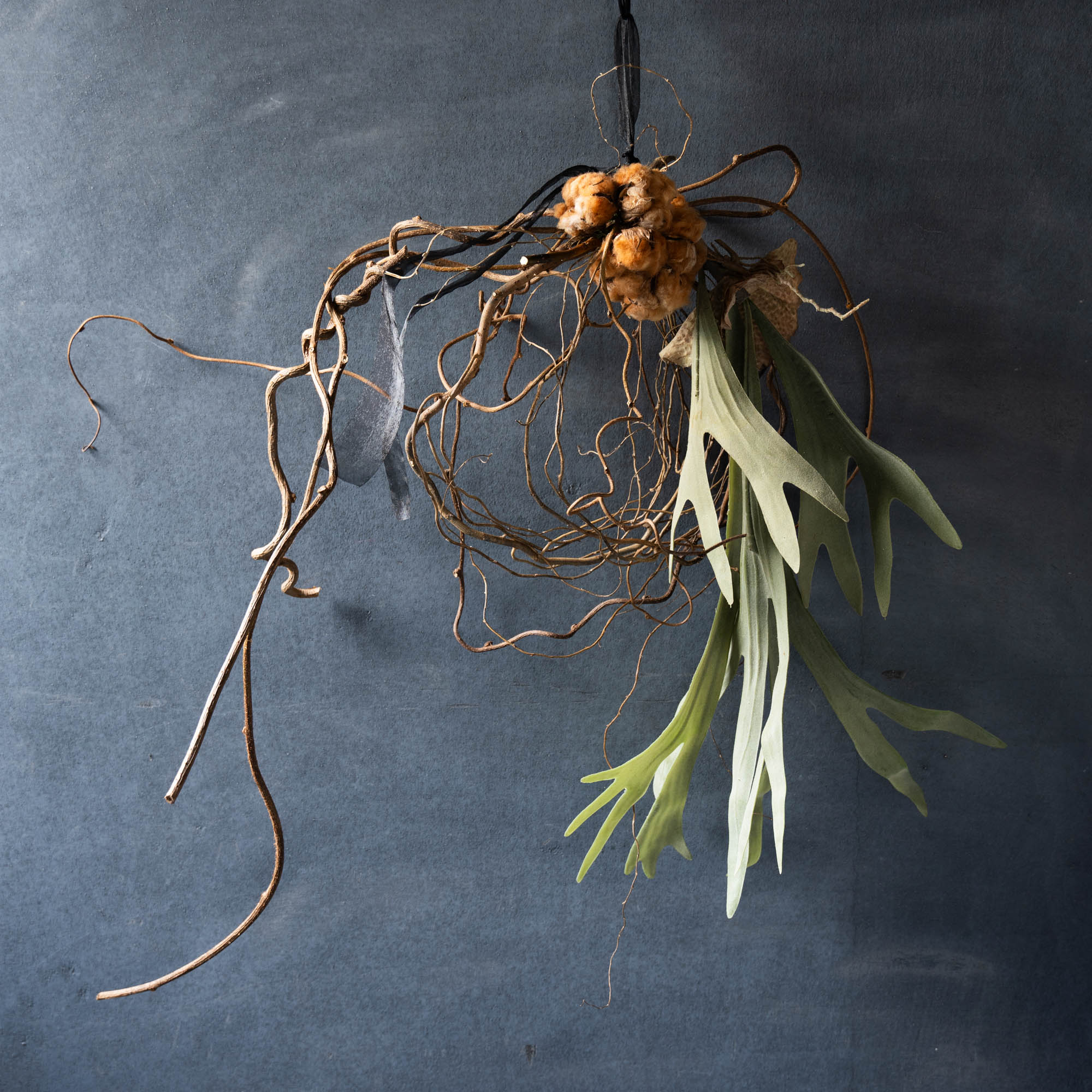 コットンフラワーのリース《ビカクシダ／フェイクグリーンの2種類からお選びいただけます》