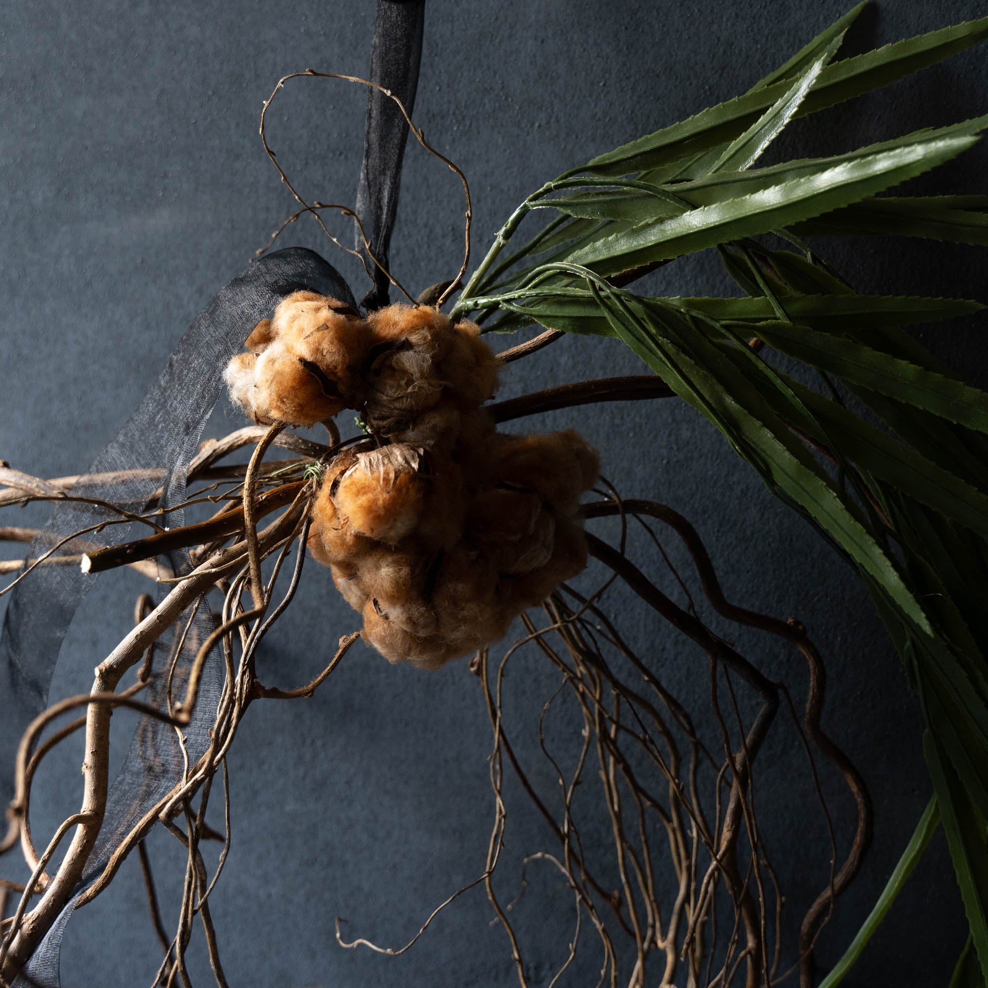 コットンフラワーのリース《ビカクシダ／フェイクグリーンの2種類からお選びいただけます》