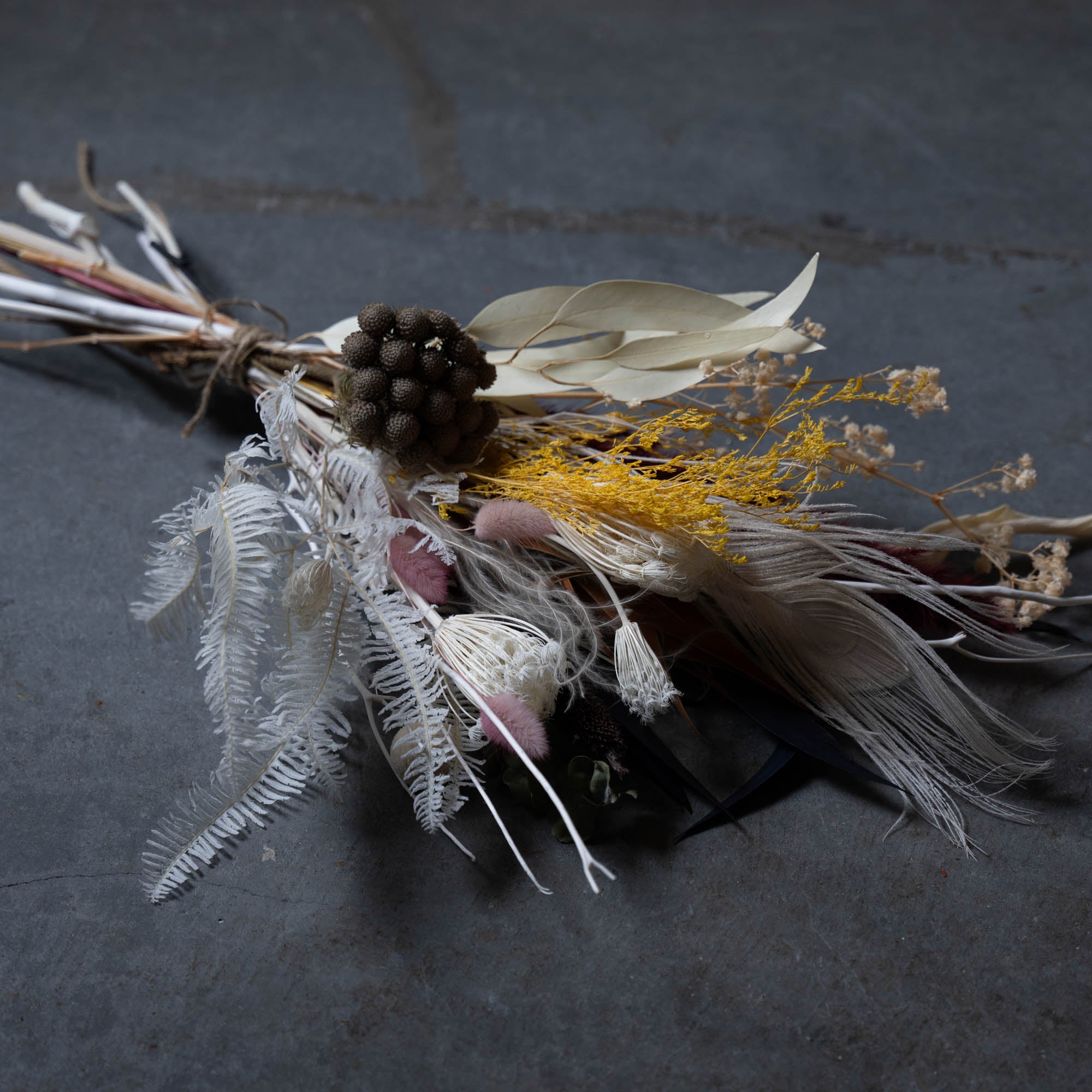 ホワイト×イエロー×ブラウンのボタニカルスワッグ