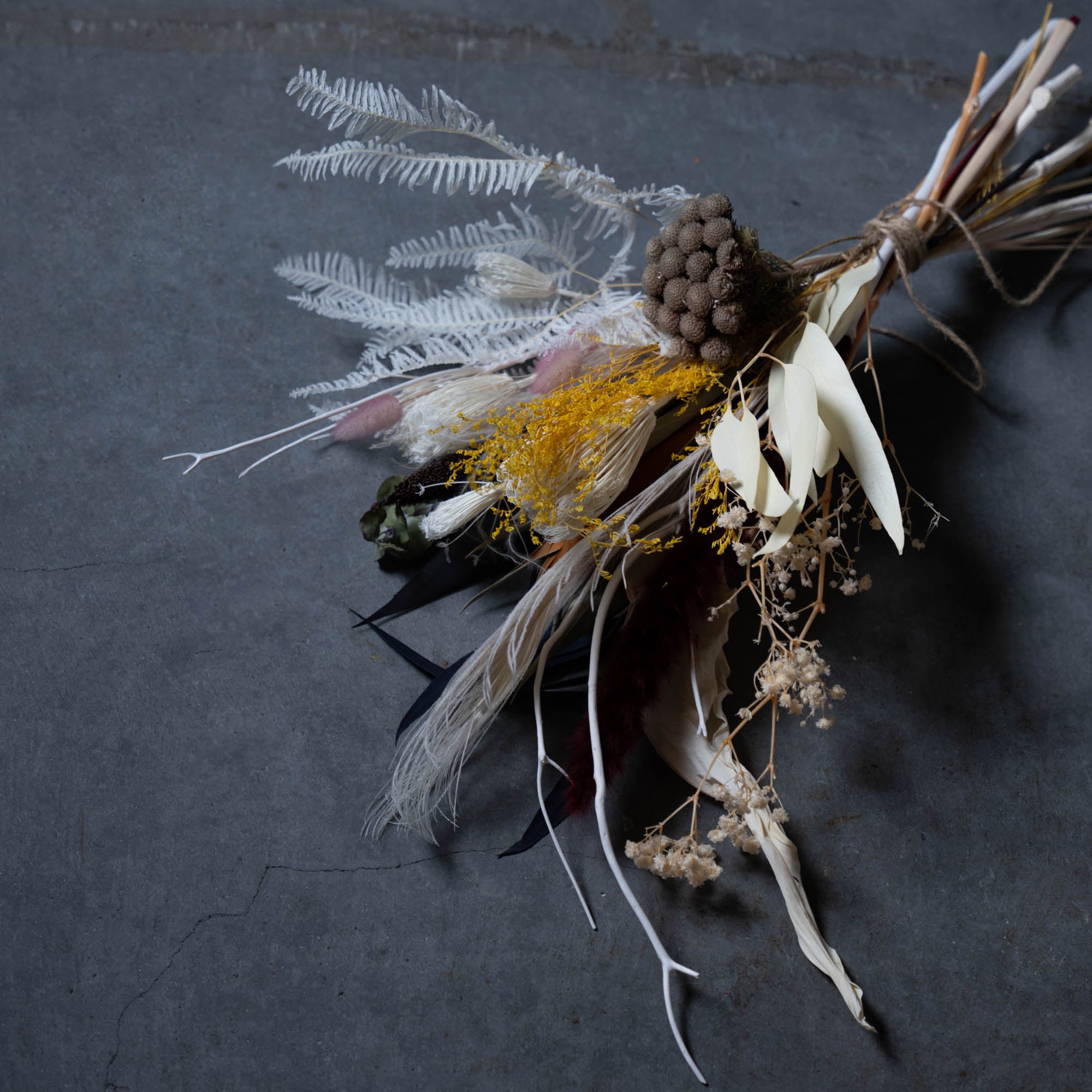 ホワイト×イエロー×ブラウンのボタニカルスワッグ