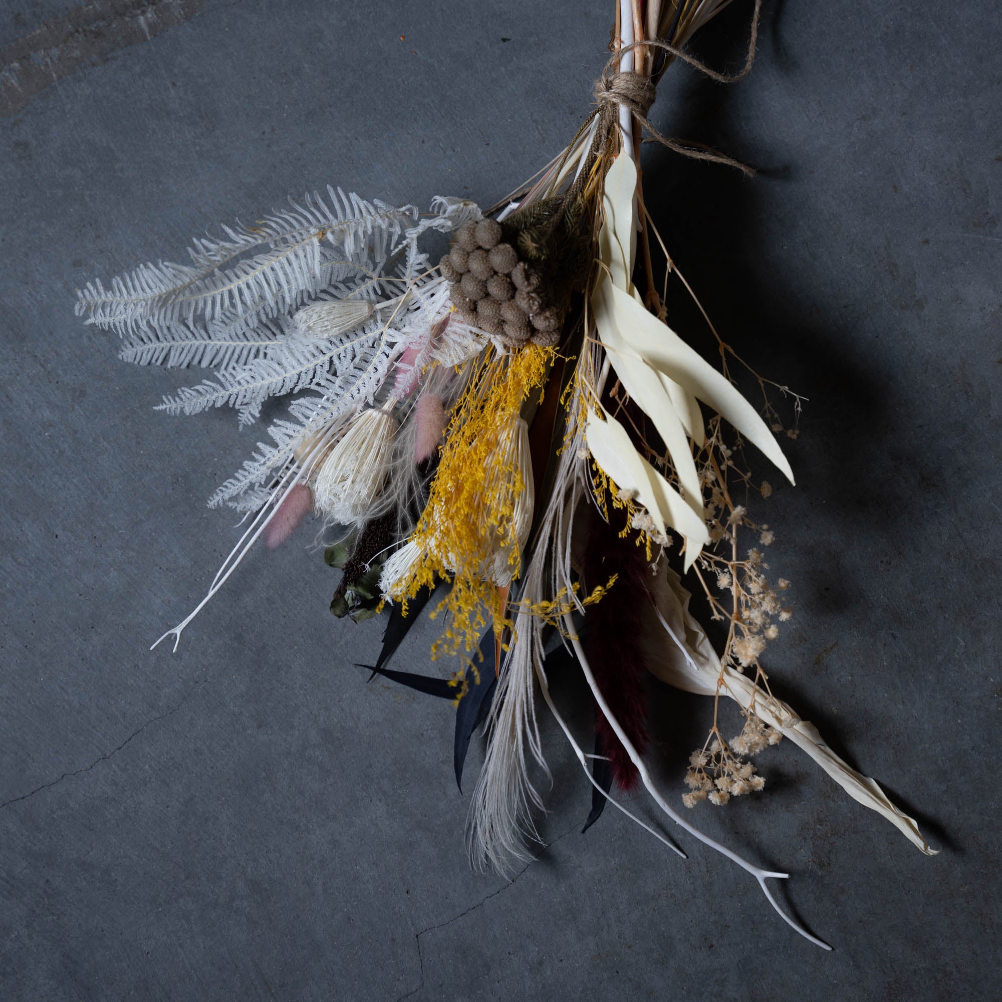 ホワイト×イエロー×ブラウンのボタニカルスワッグ