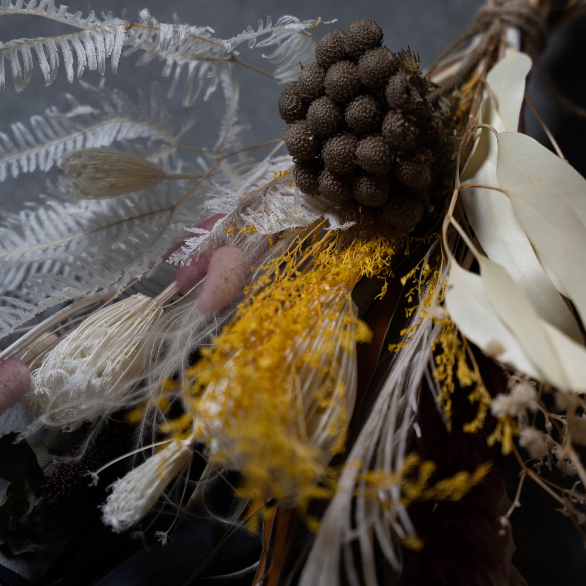 ホワイト×イエロー×ブラウンのボタニカルスワッグ