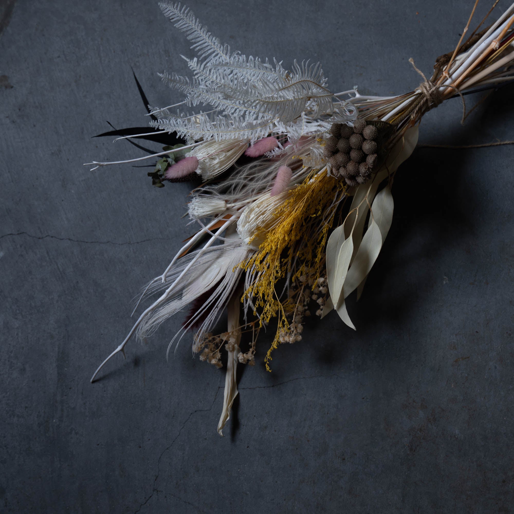 ホワイト×イエロー×ブラウンのボタニカルスワッグ