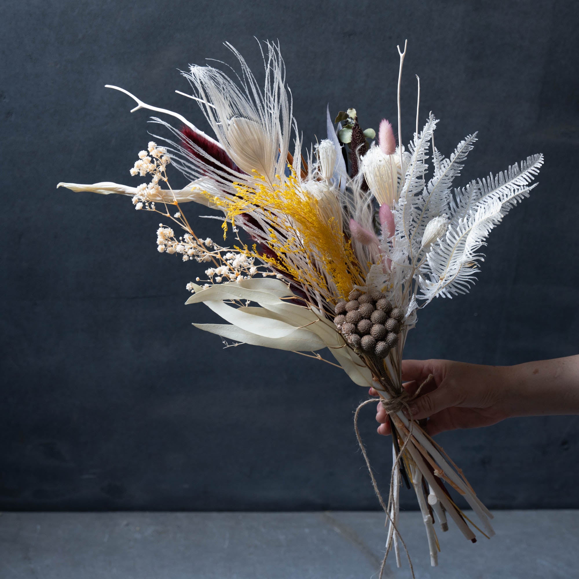 ホワイト×イエロー×ブラウンのボタニカルスワッグ