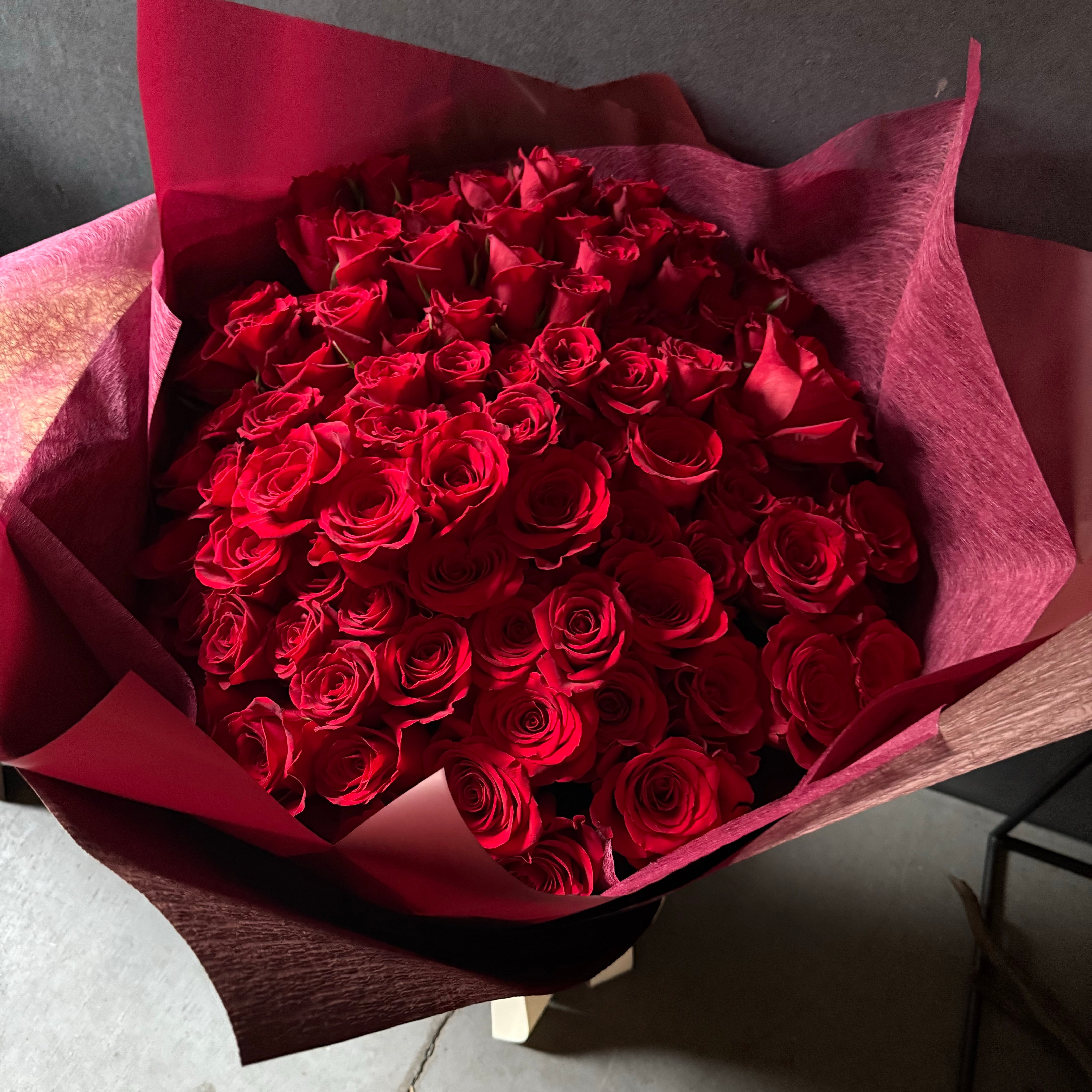 《プロポーズに》本数を選べる生花の赤バラブーケ